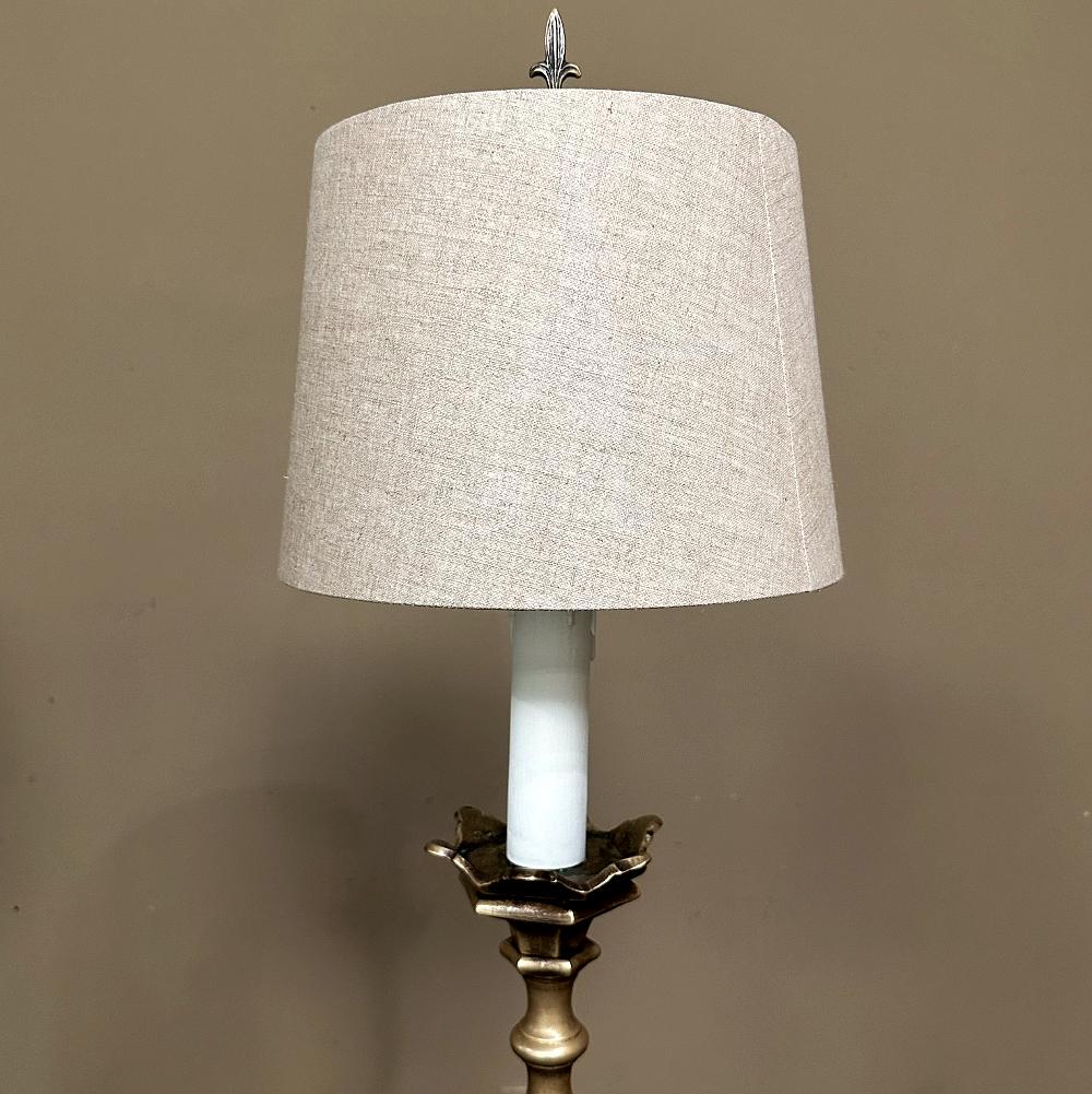 Coppia di lampade da terra a candeliere in bronzo del XIX secolo in vendita 2