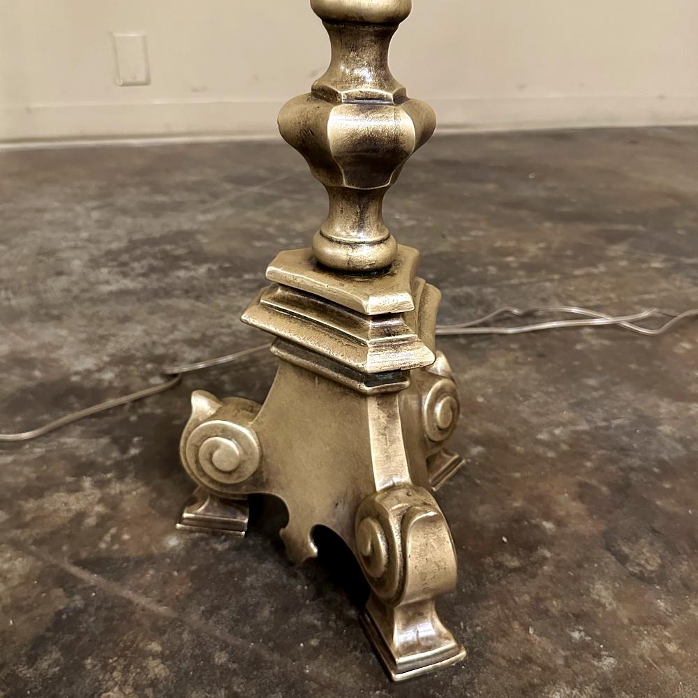 Coppia di lampade da terra a candeliere in bronzo del XIX secolo in vendita 7
