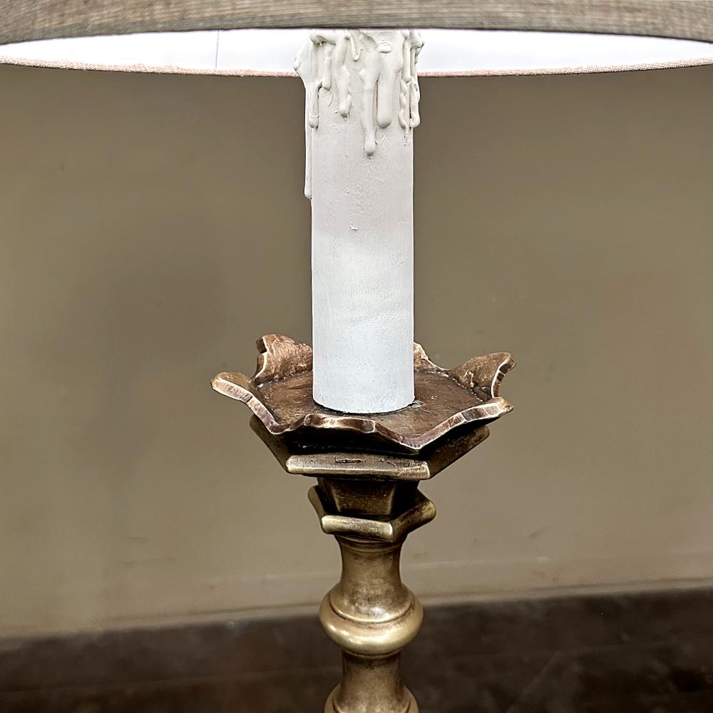 Coppia di lampade da terra a candeliere in bronzo del XIX secolo in vendita 8