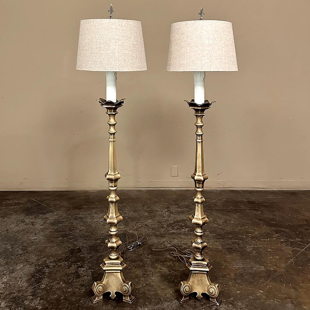 Coppia di lampade da terra a candeliere in bronzo del XIX secolo è un reperto straordinario!  Il pesante bronzo fuso costituisce l'intera struttura del candeliere, caratterizzato da intricate torniture e da un bobeche castellato nella parte