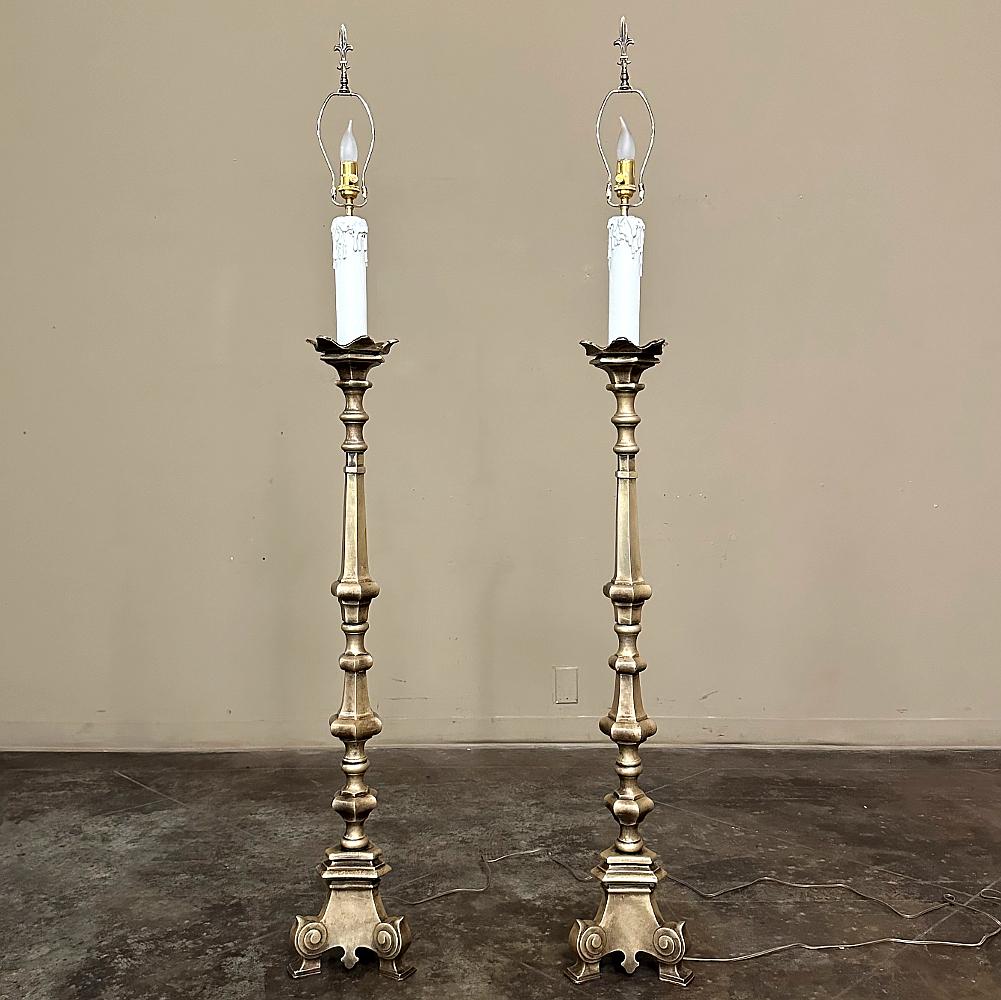 Luigi XIV Coppia di lampade da terra a candeliere in bronzo del XIX secolo in vendita