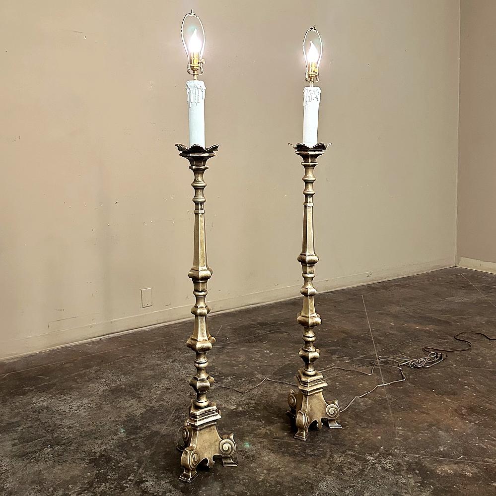 Francese Coppia di lampade da terra a candeliere in bronzo del XIX secolo in vendita