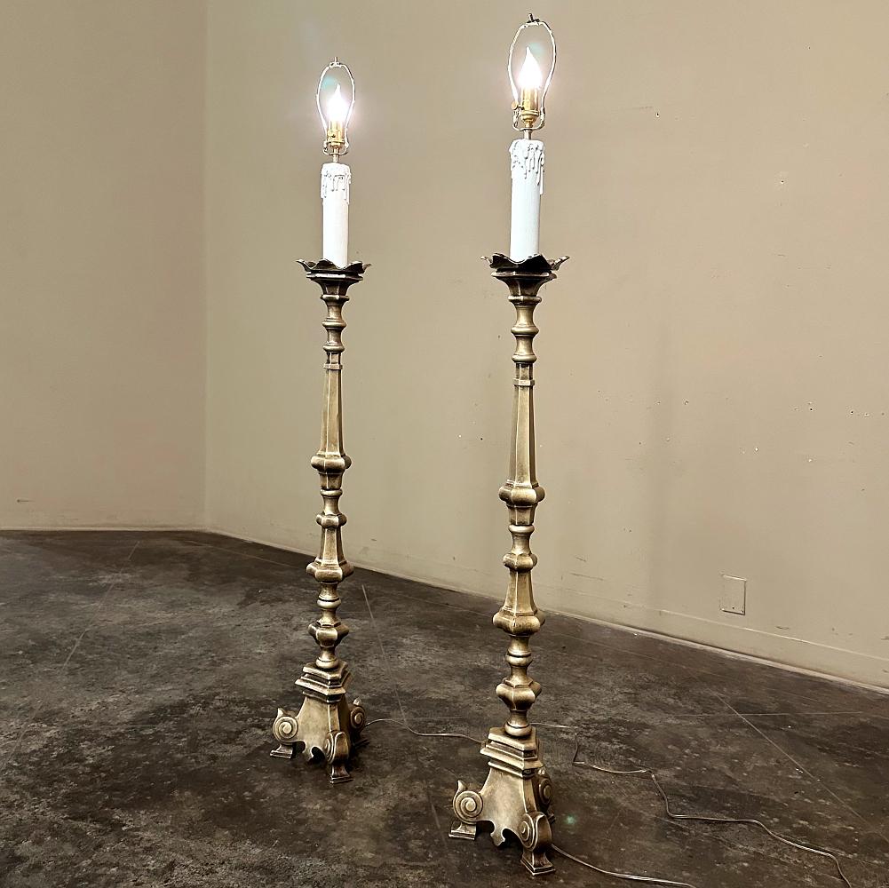 Fatto a mano Coppia di lampade da terra a candeliere in bronzo del XIX secolo in vendita