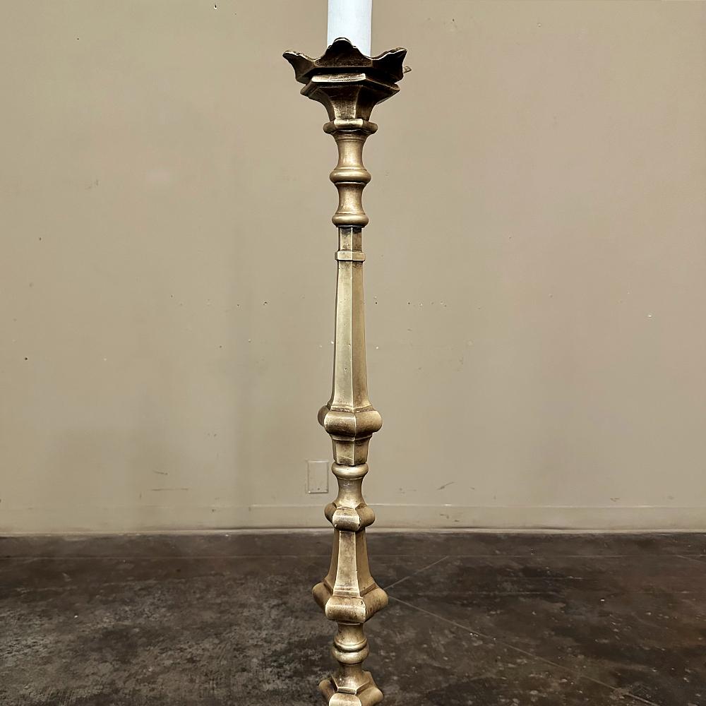 Bronzo Coppia di lampade da terra a candeliere in bronzo del XIX secolo in vendita