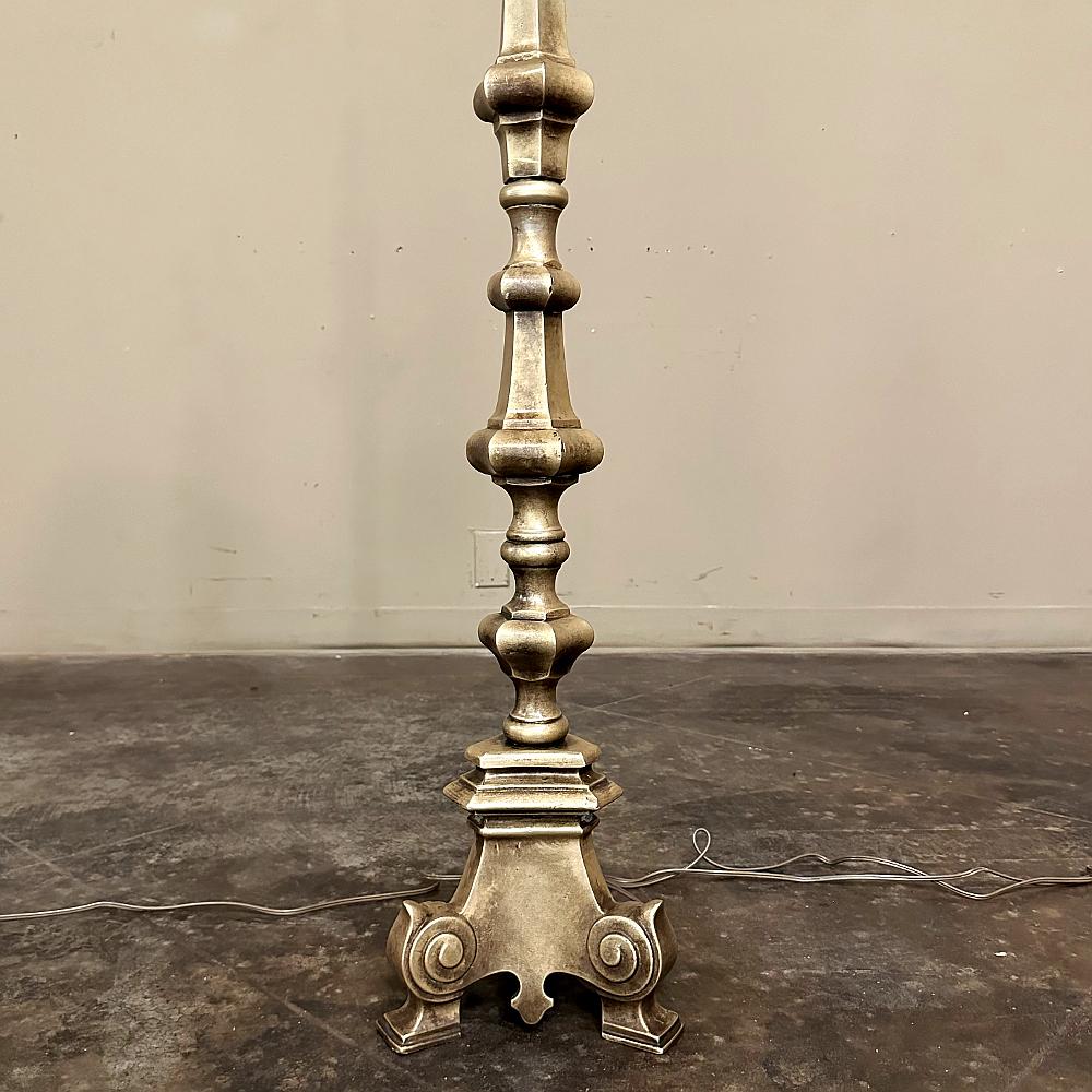 Coppia di lampade da terra a candeliere in bronzo del XIX secolo in vendita 1