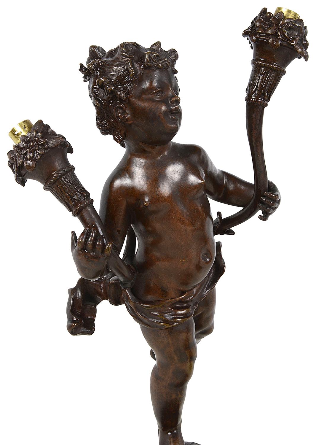Français Paire de lampes à chérubin en bronze du 19ème siècle en vente