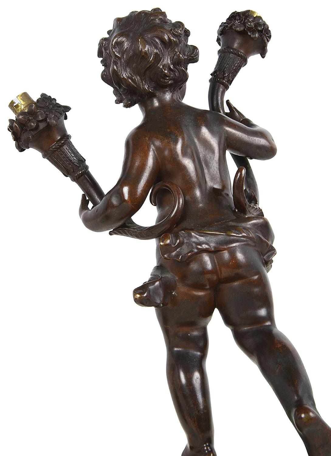 Patiné Paire de lampes à chérubin en bronze du 19ème siècle en vente