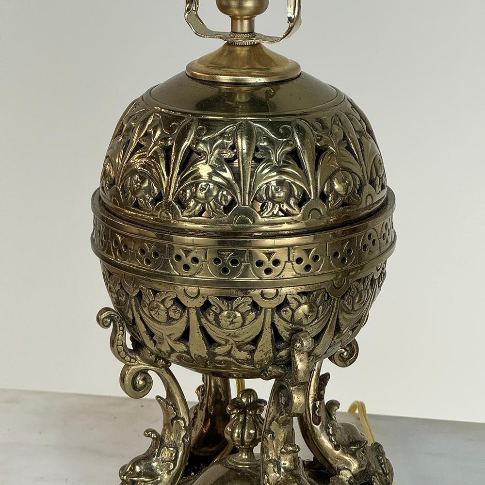 Pareja de lámparas de sobremesa de linterna de aceite francesas de bronce del siglo XIX, época de Napoleón III en venta 6