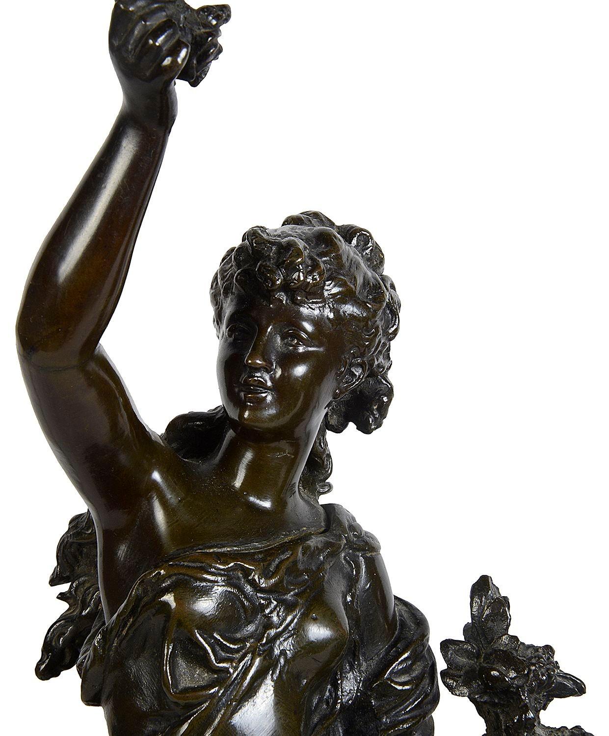 Français Paire de statues de jeunes filles en bronze du 19ème siècle par H. Moreau en vente