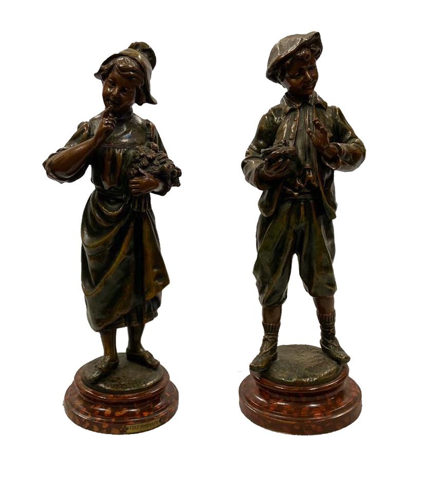 Ein Paar bronzierter Spelter-Figuren aus dem späten 19. Jahrhundert, die ein junges holländisches Liebespaar darstellen, auf marmorierten Sockeln. Maße: 13.5