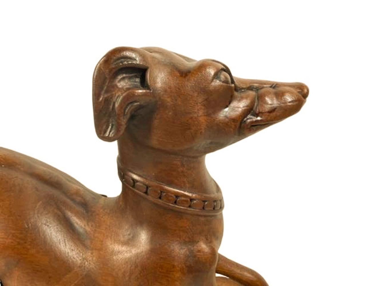 Coppia di figure in legno intagliato del XIX secolo di Whippet reclinati su staffe foliate in vendita 5