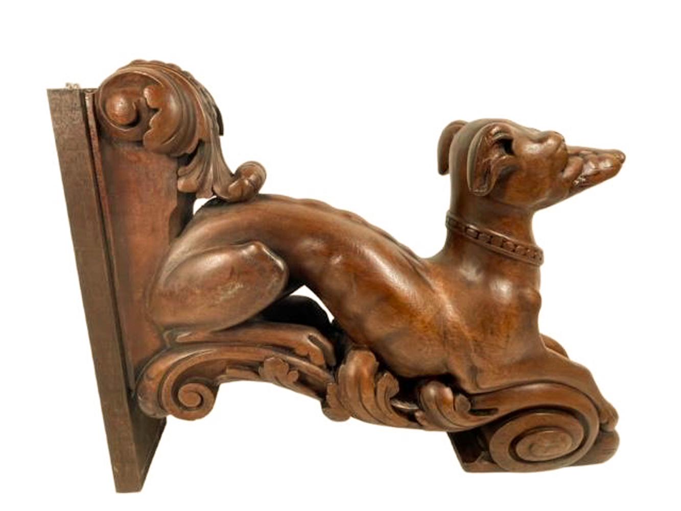 Italiano Coppia di figure in legno intagliato del XIX secolo di Whippet reclinati su staffe foliate in vendita