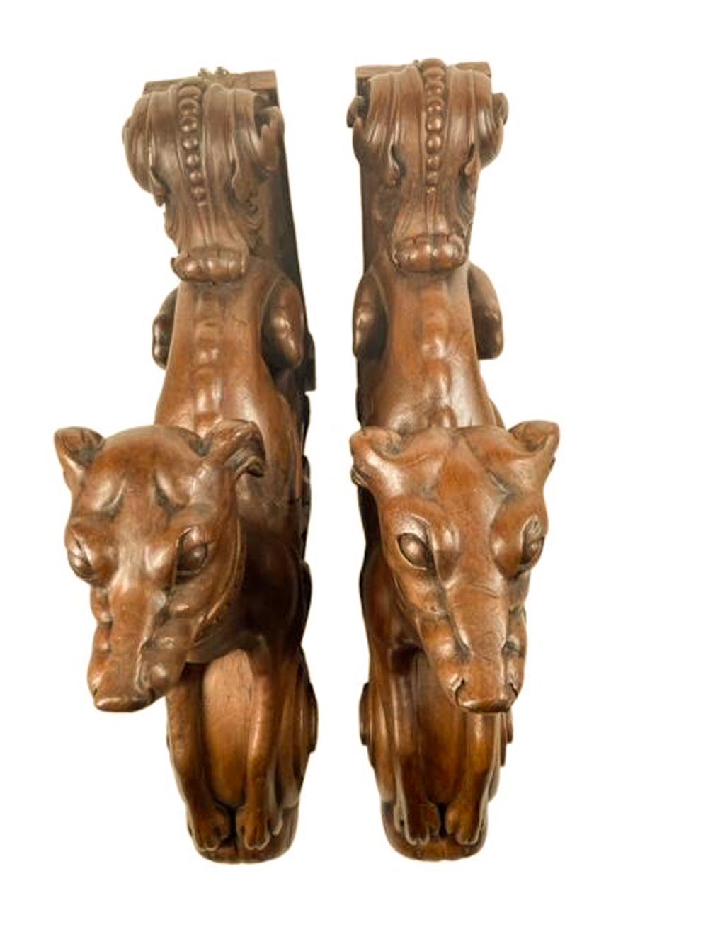 Noce Coppia di figure in legno intagliato del XIX secolo di Whippet reclinati su staffe foliate in vendita