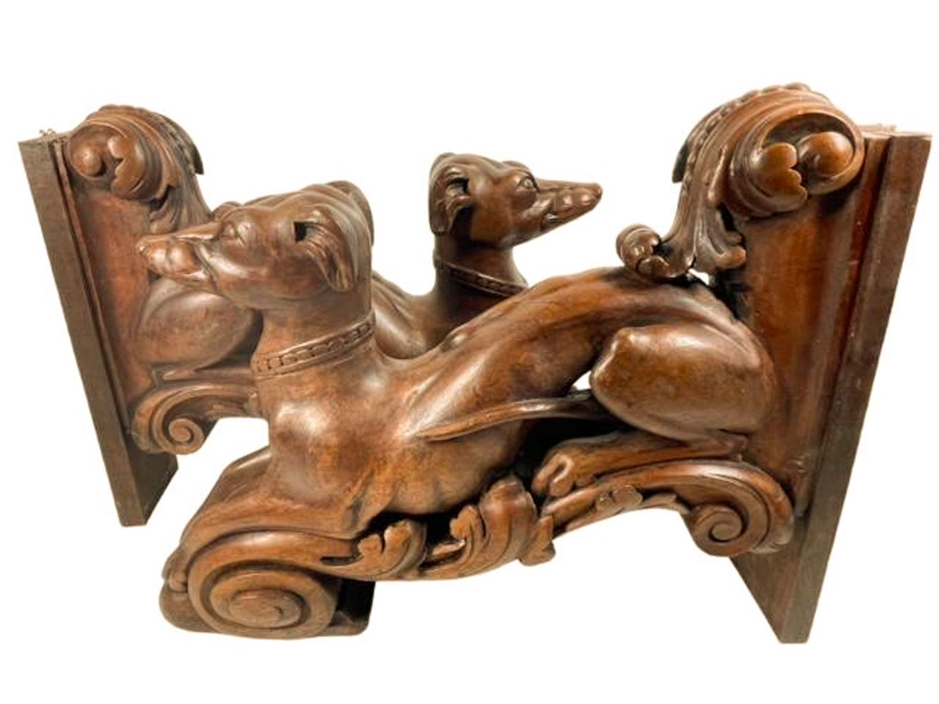 Coppia di figure in legno intagliato del XIX secolo di Whippet reclinati su staffe foliate in vendita 4