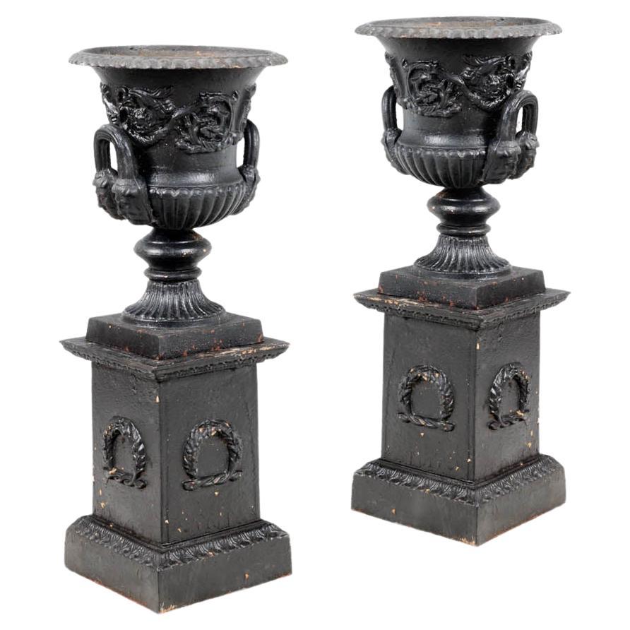 Paire de petites urnes de jardin en forme de Campana en fonte du 19e siècle
