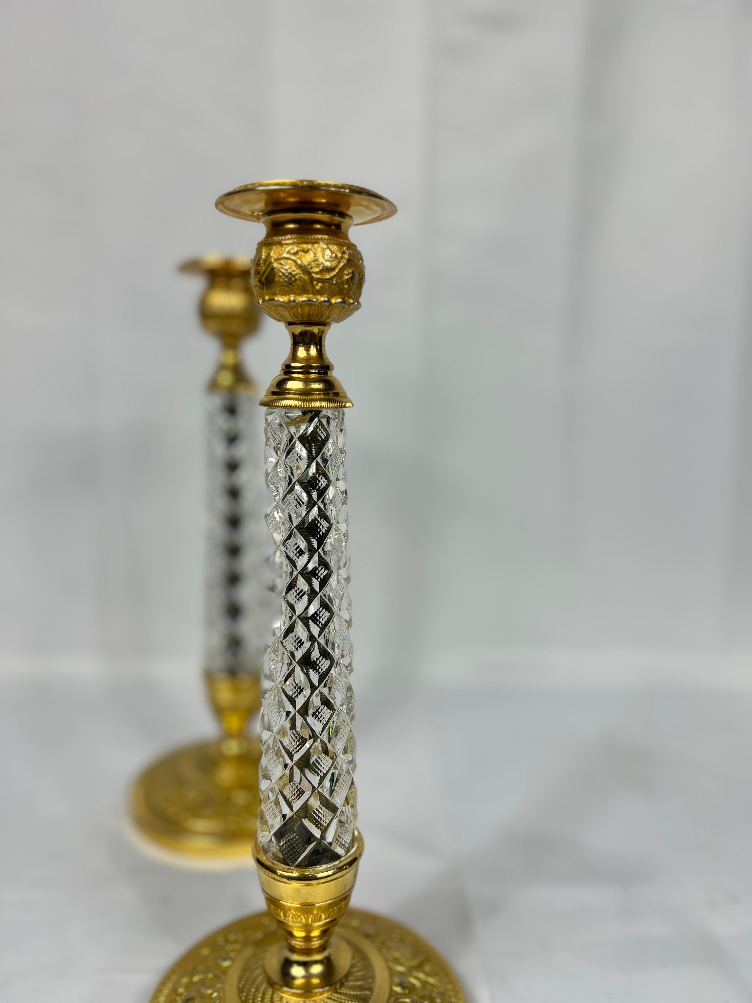 Questa squisita coppia di candelieri Charles X esemplifica la raffinatezza e l'opulenza del design francese dell'inizio del XIX secolo. Realizzati durante il regno di Charles X (1824-1830), questi candelieri sono una miscela armoniosa di bronzo
