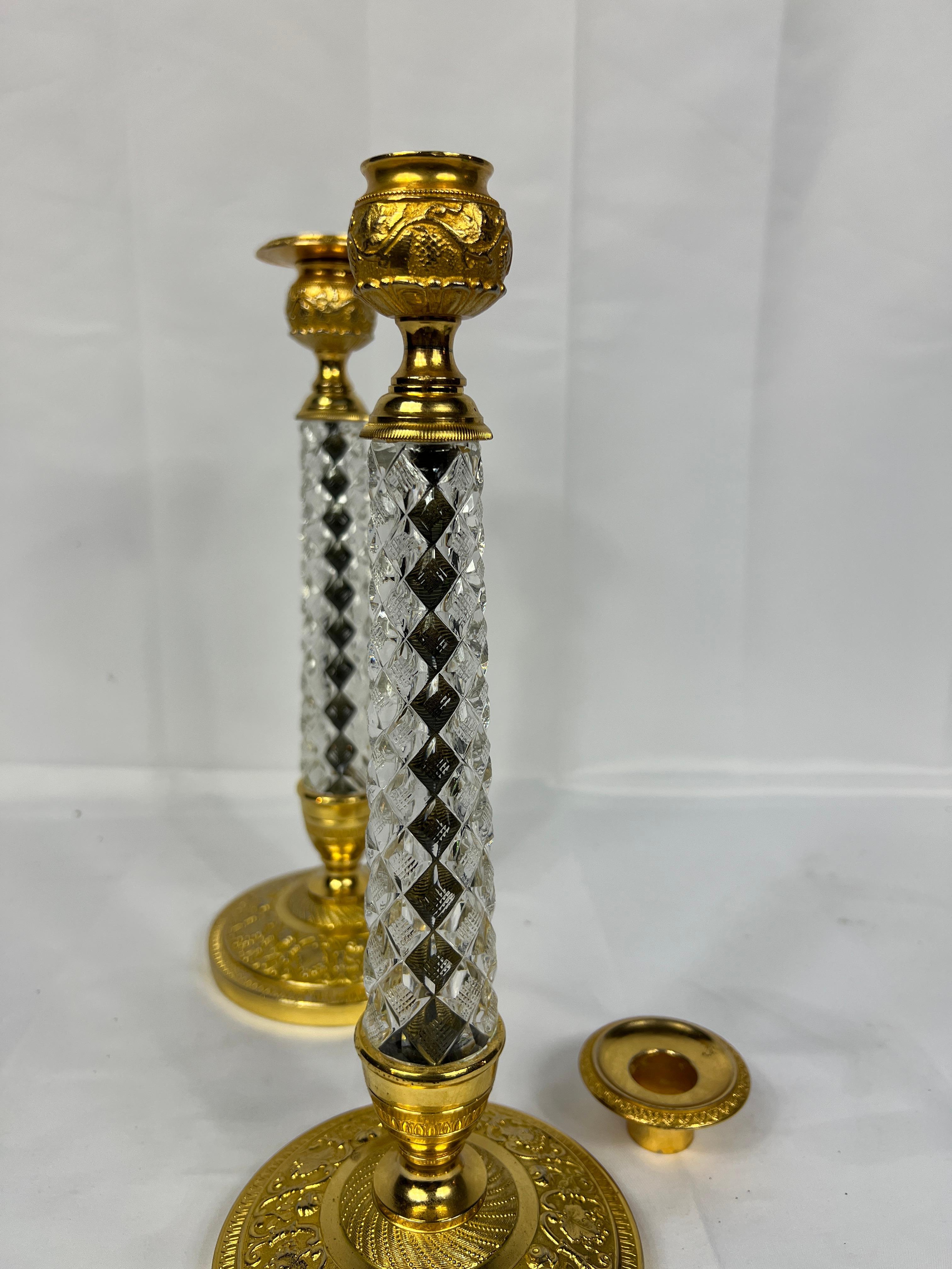 Francese Coppia di candelieri in bronzo dorato e cristallo Charles X del XIX secolo in vendita