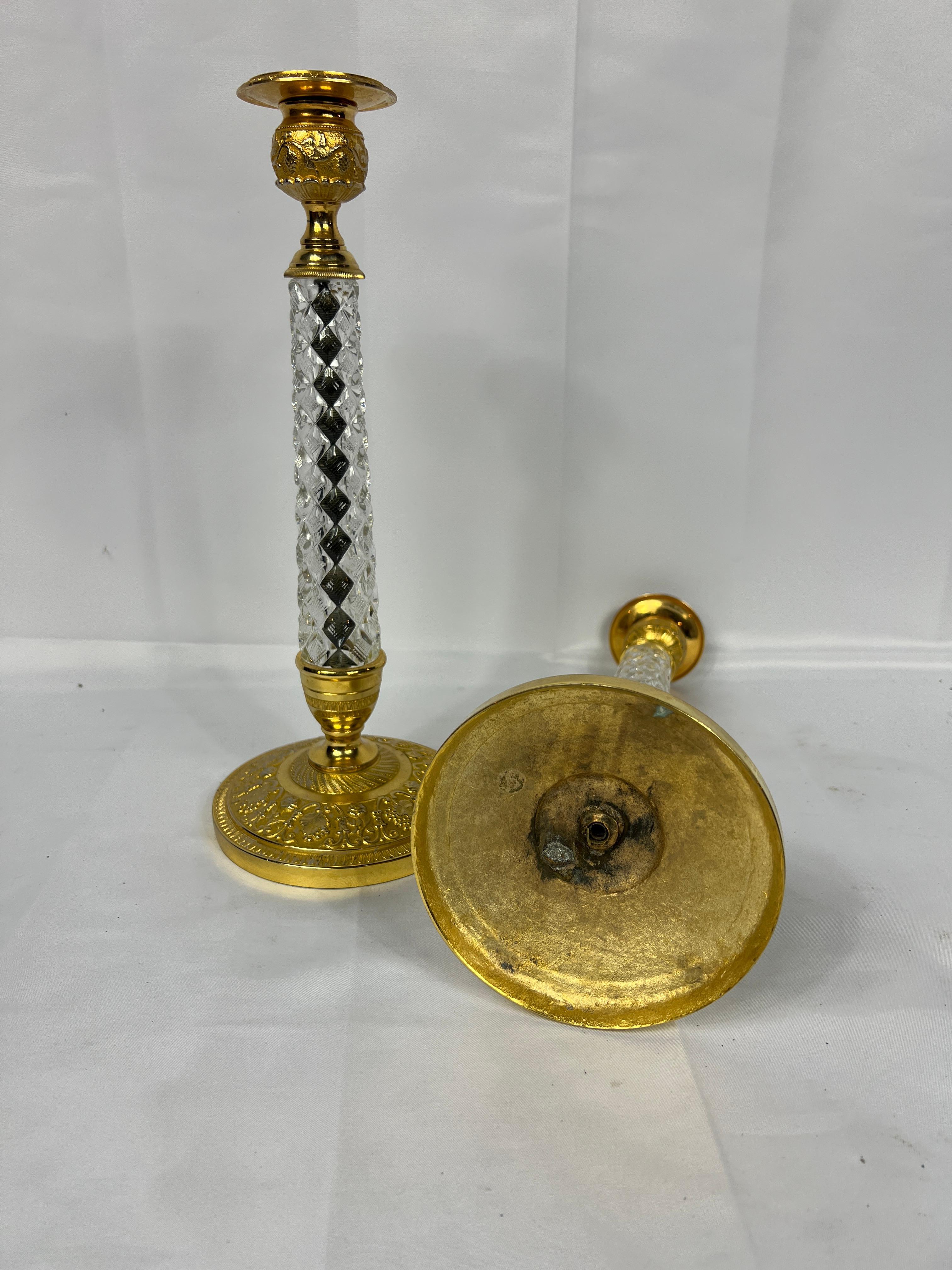 Coppia di candelieri in bronzo dorato e cristallo Charles X del XIX secolo In condizioni buone in vendita a Atlanta, GA