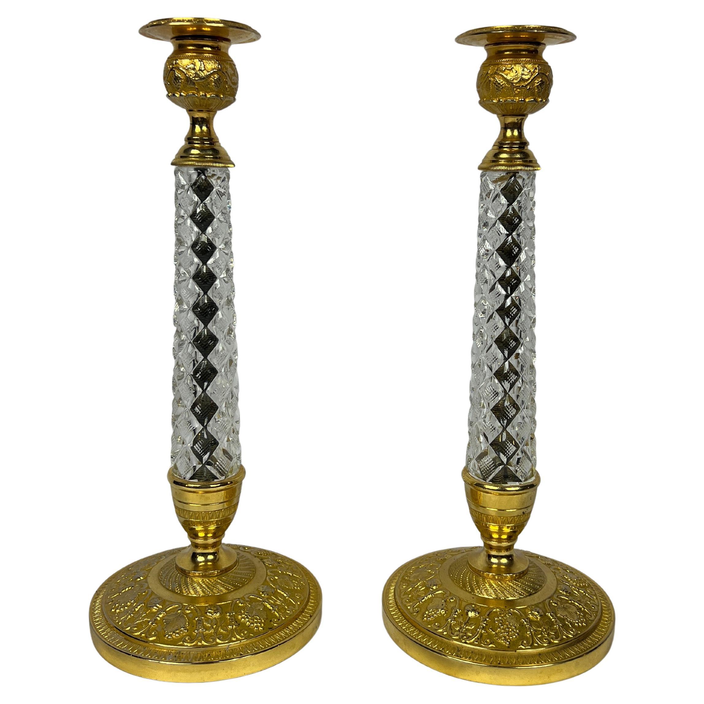 Coppia di candelieri in bronzo dorato e cristallo Charles X del XIX secolo