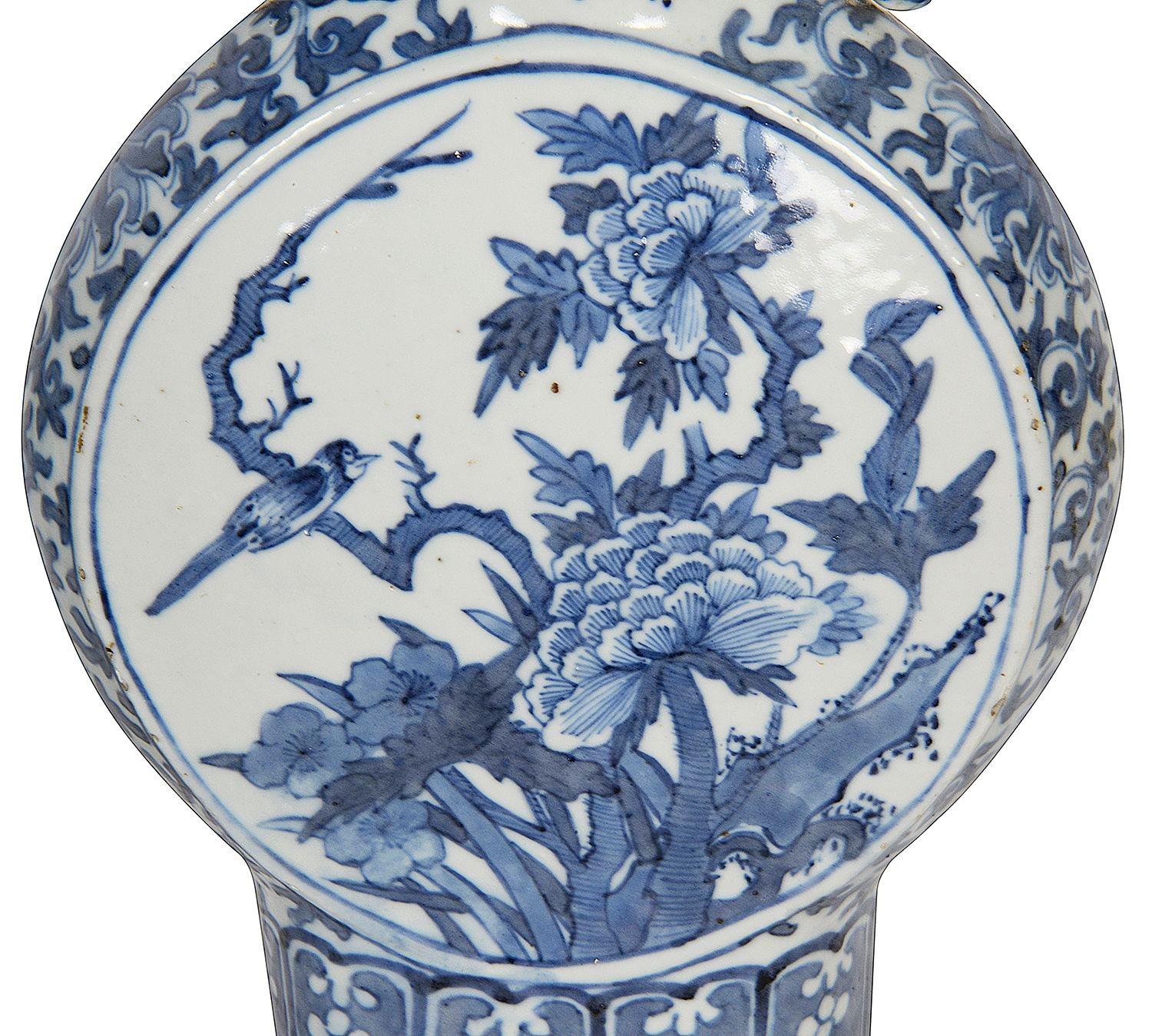 Paar chinesische blau-weiße Mondflaschen des 19. Jahrhunderts. (Handbemalt) im Angebot