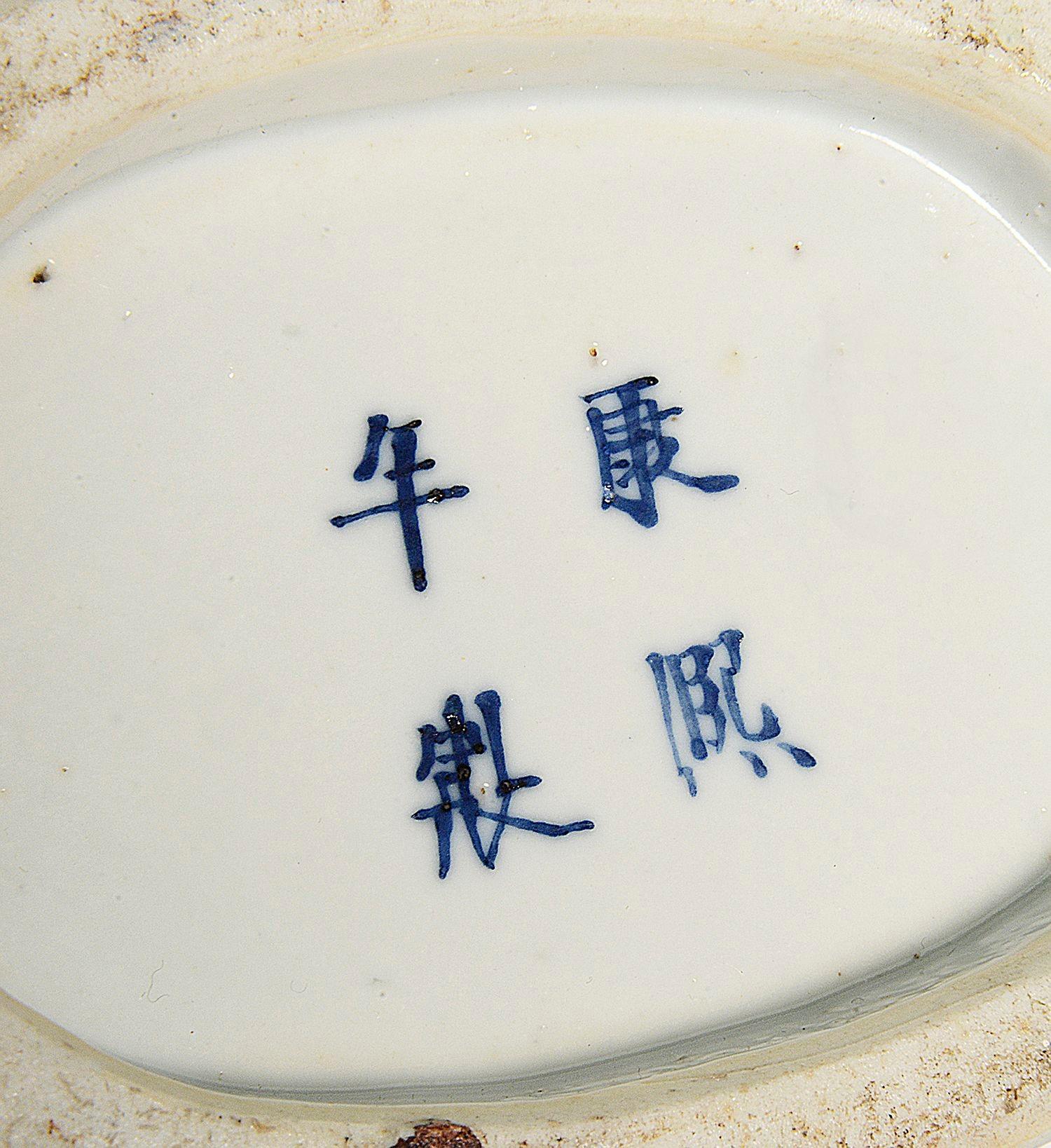 Paar chinesische blau-weiße Mondflaschen des 19. Jahrhunderts. (Porzellan) im Angebot