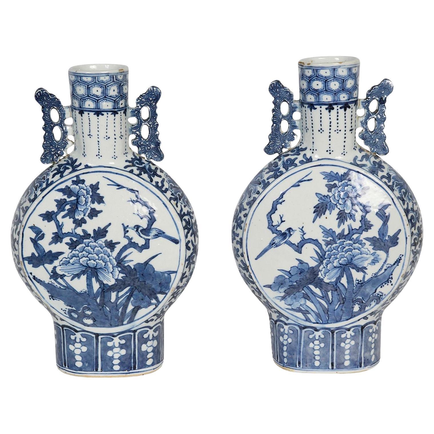 Paar chinesische blau-weiße Mondflaschen des 19. Jahrhunderts. im Angebot