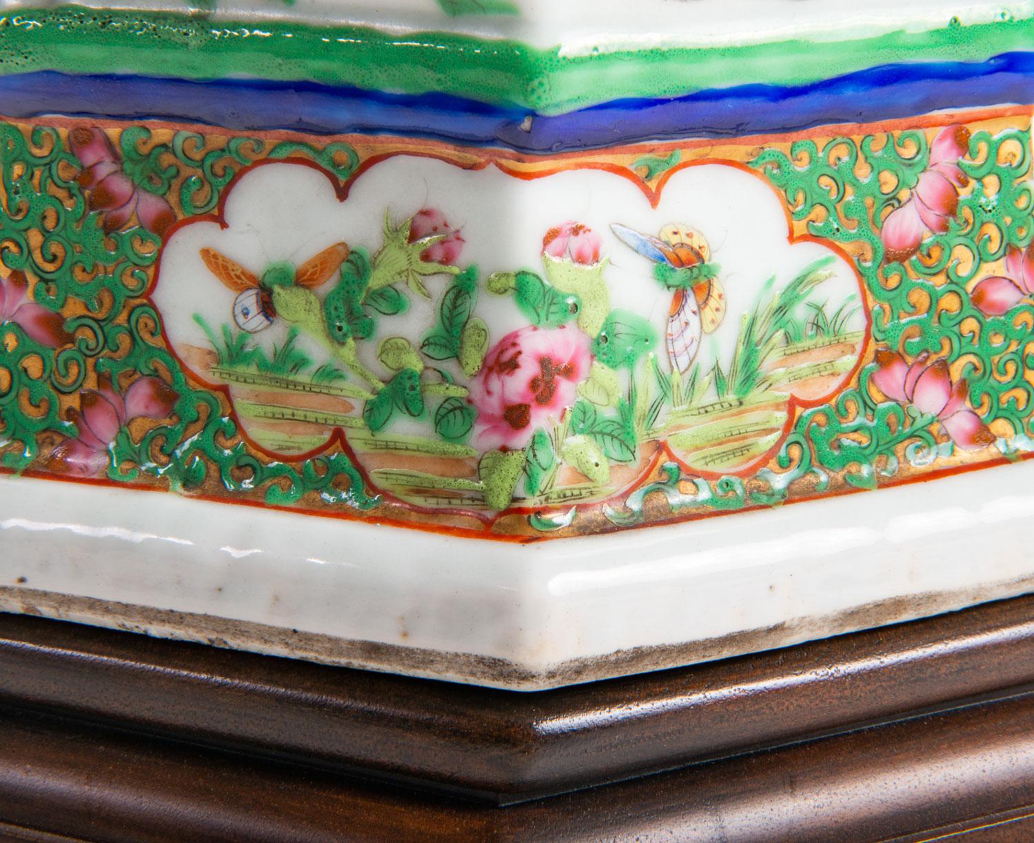 Paire de vases cantonais / médaillons en rose du 19ème siècle en vente 2