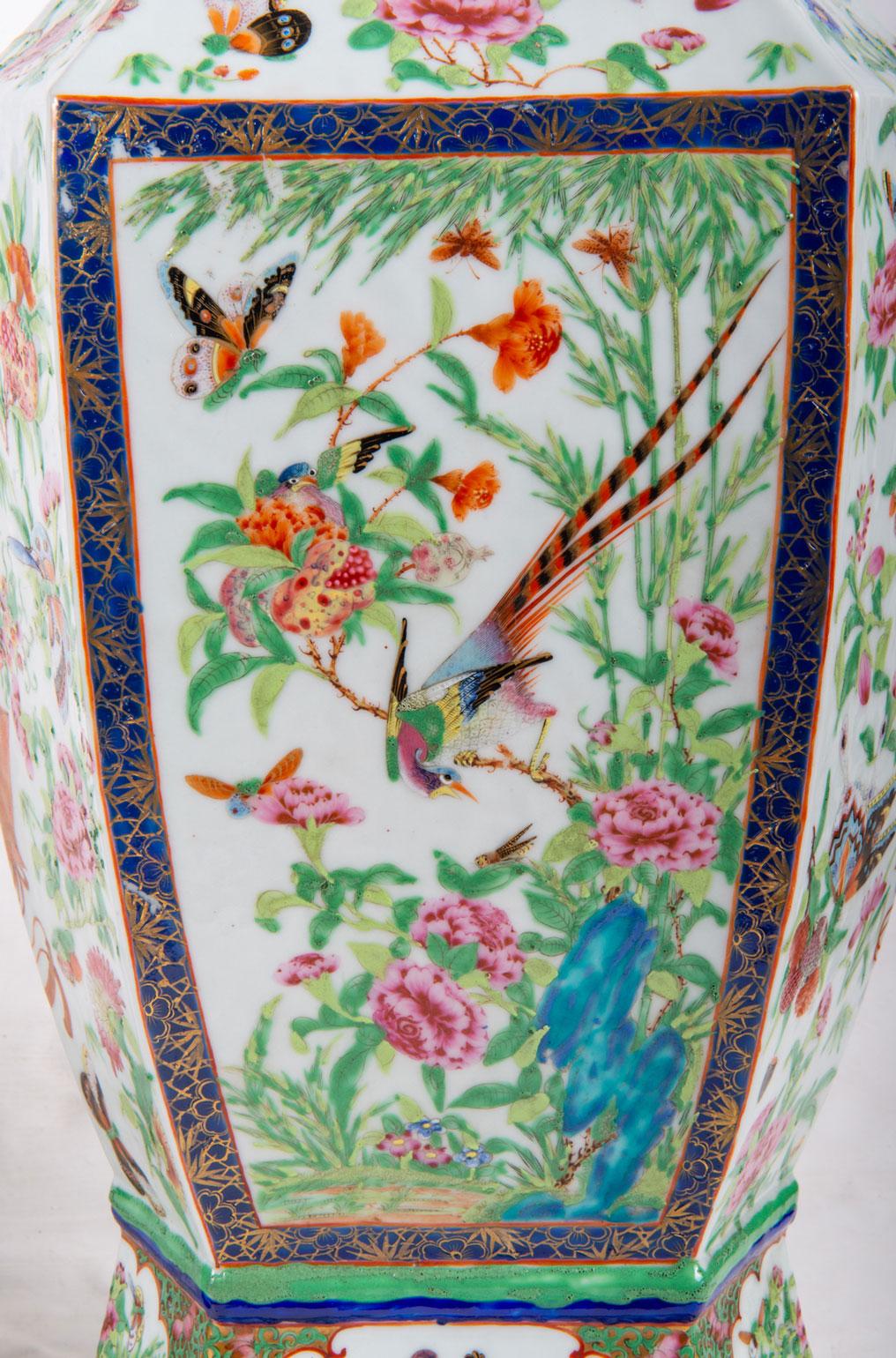 XIXe siècle Paire de vases cantonais / médaillons en rose du 19ème siècle en vente