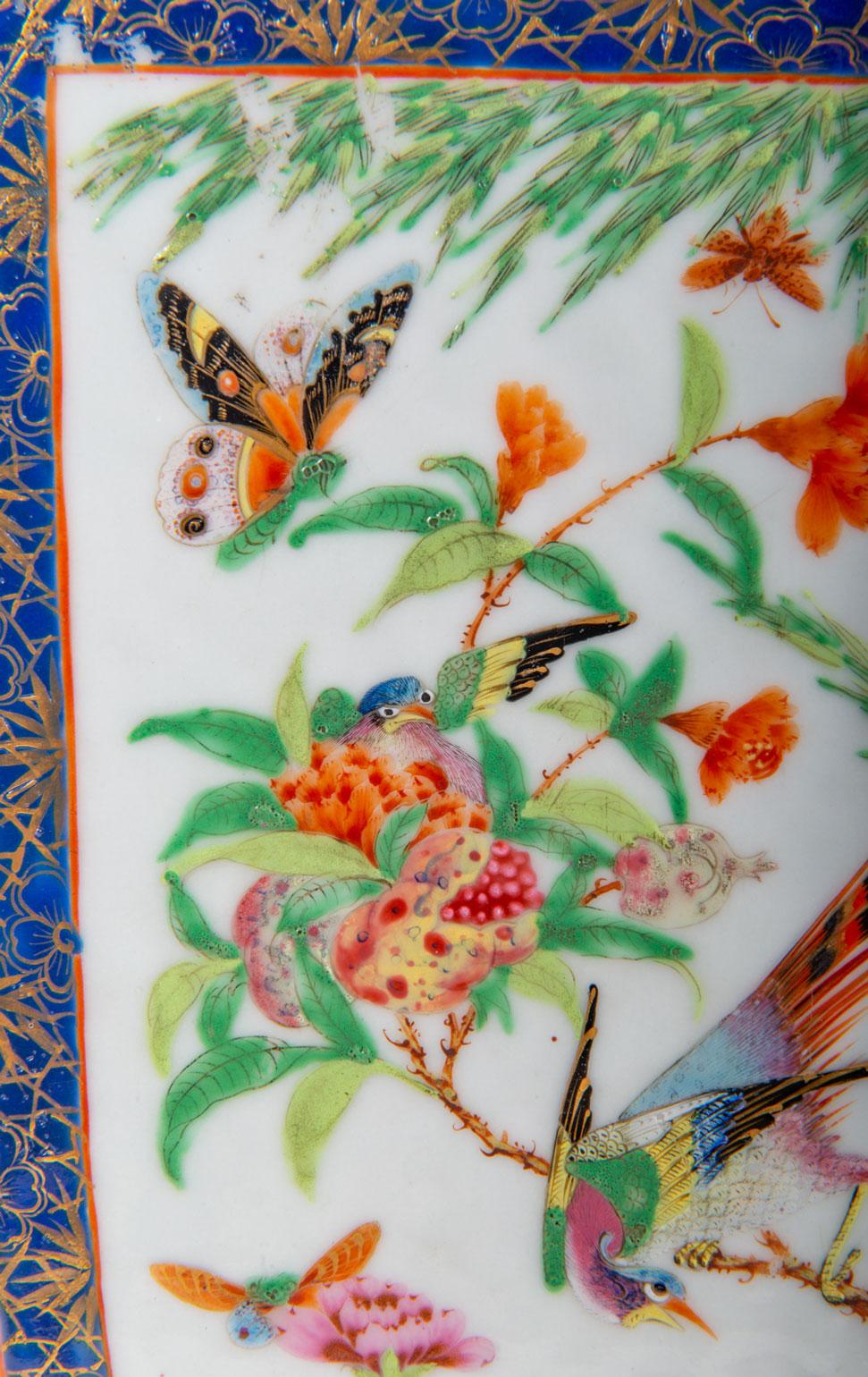 Porcelaine Paire de vases cantonais / médaillons en rose du 19ème siècle en vente