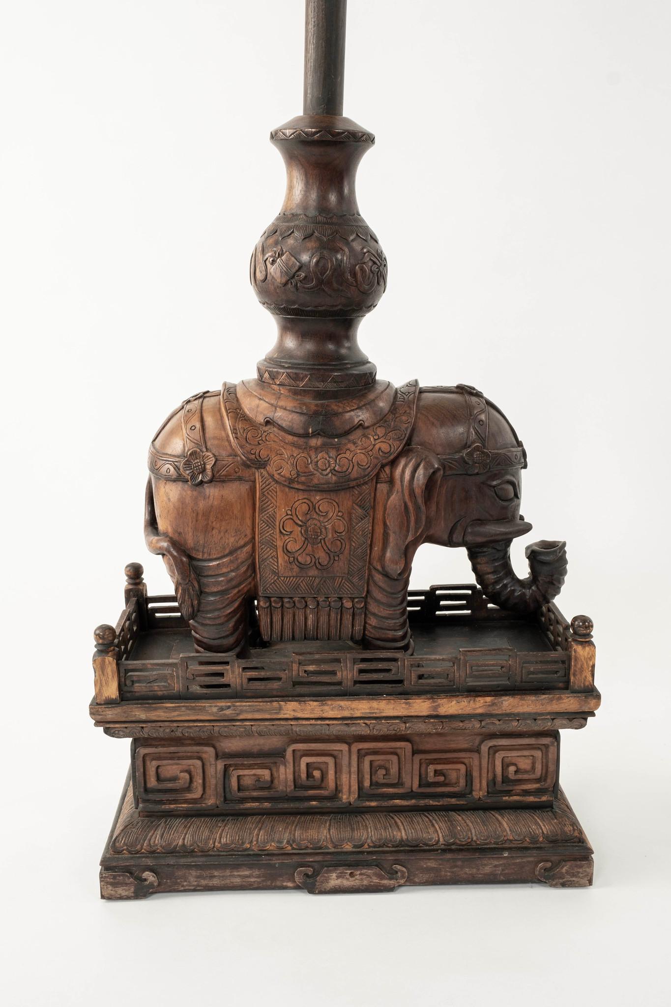 Paar Chinesische geschnitzte Zitan Elefanten Bronze Cloisonné Palmenfächer des 19. (Handgeschnitzt) im Angebot