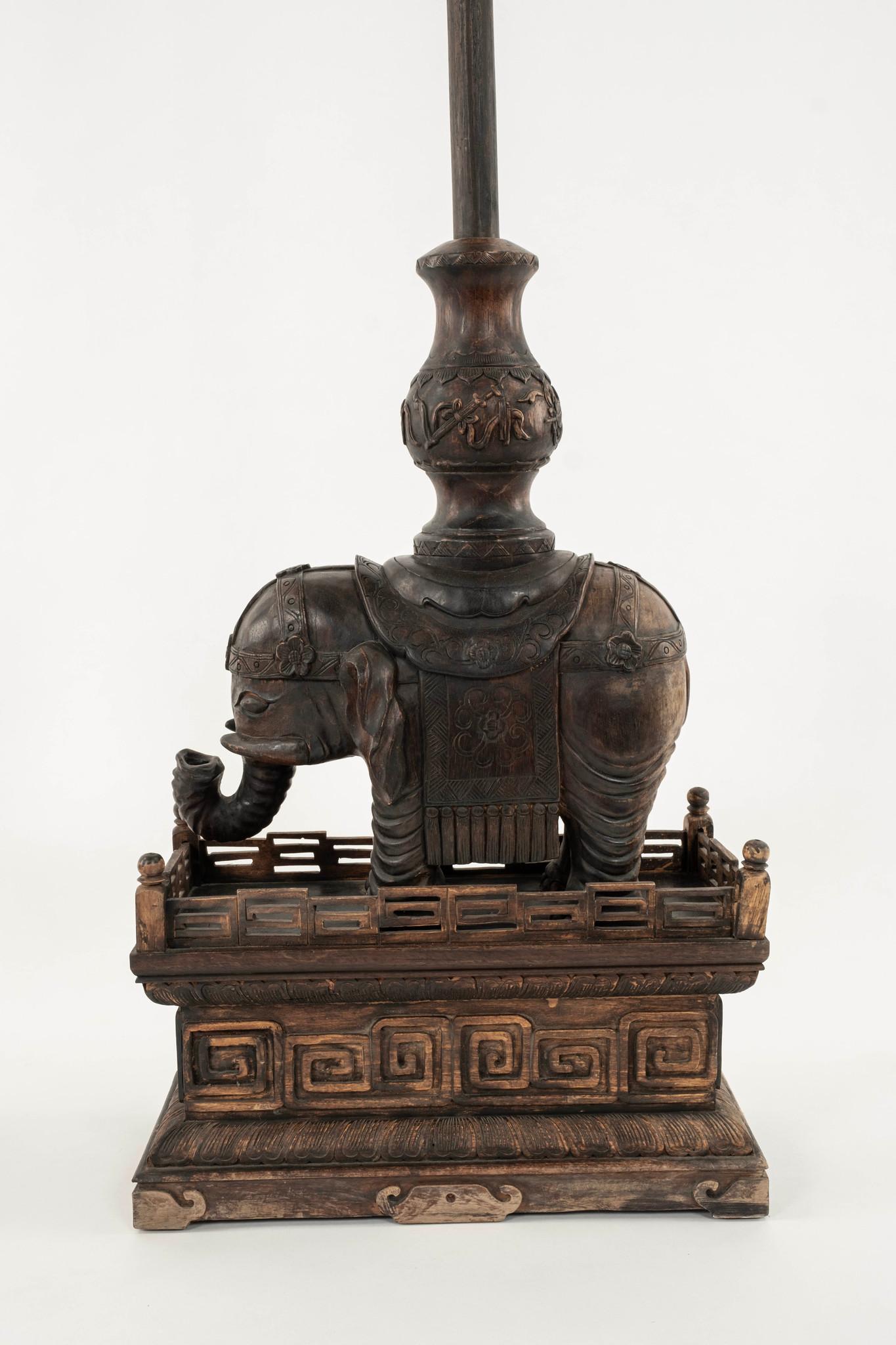 Paar Chinesische geschnitzte Zitan Elefanten Bronze Cloisonné Palmenfächer des 19. (19. Jahrhundert) im Angebot