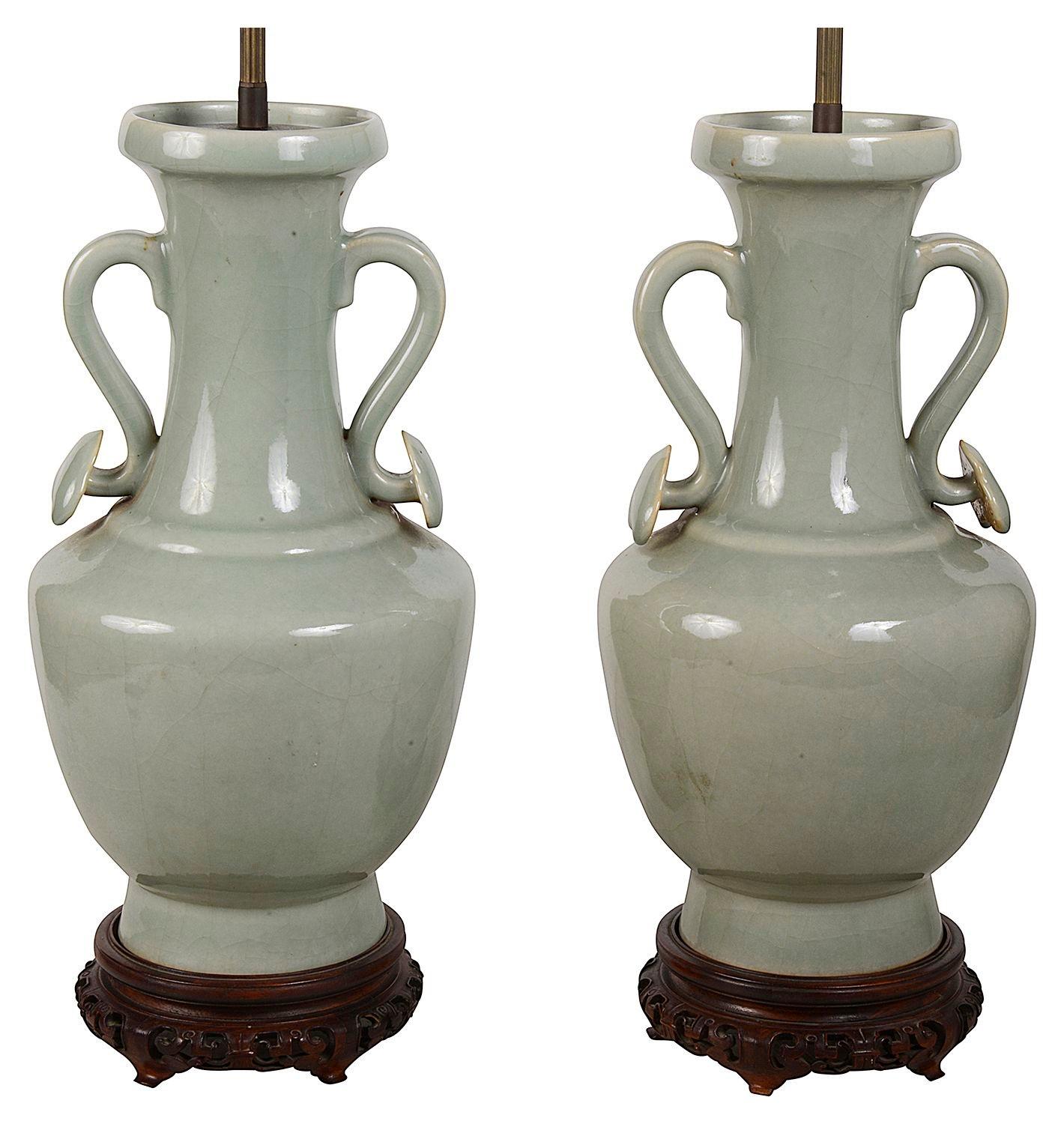 Pareja de jarrones/lámparas de porcelana china de Celadón de finales del siglo XIX, cada uno con dos brazos en forma de Lilly, sobre soportes de madera noble finamente tallados a mano.


Lote 81 N/H