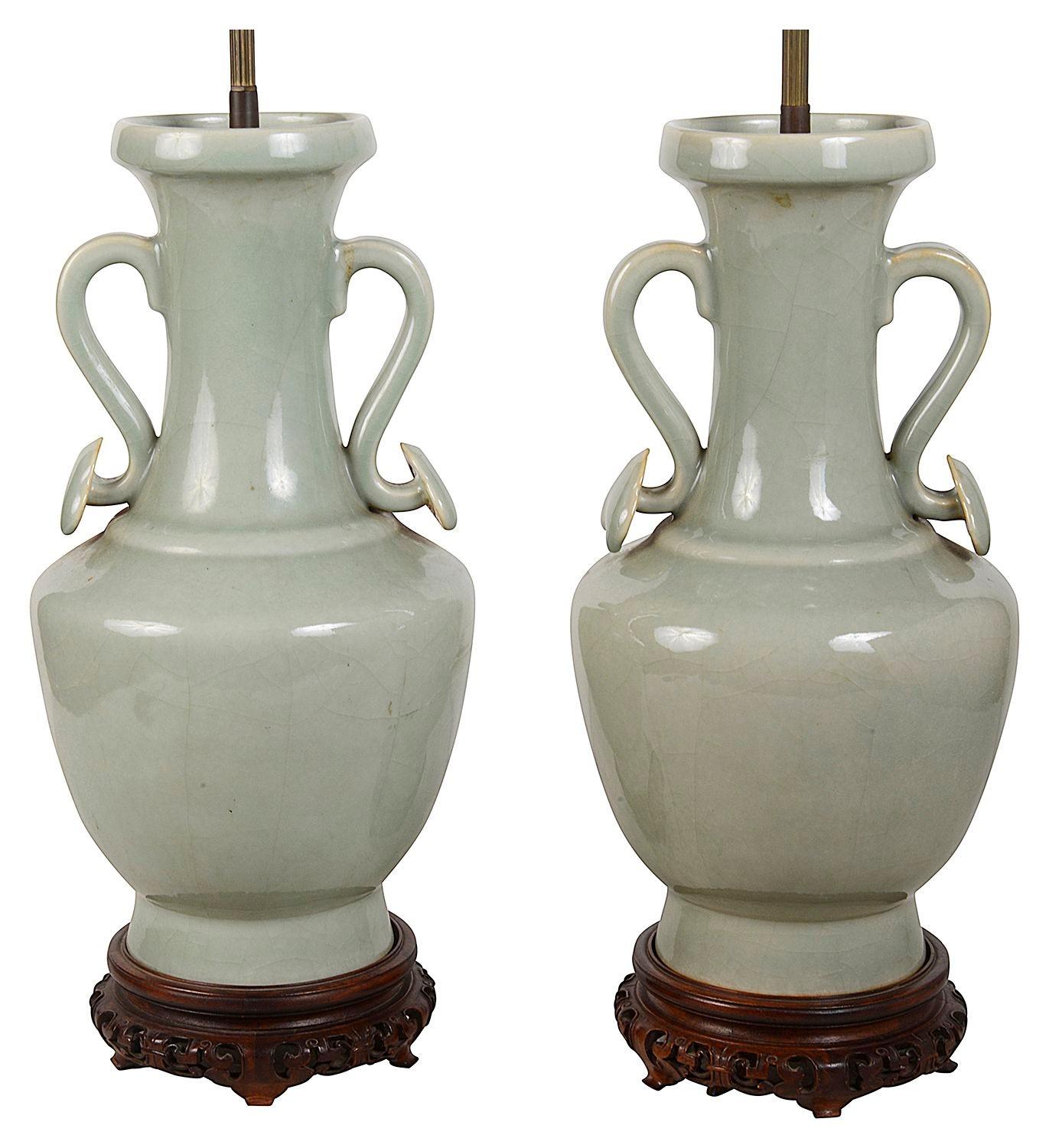 Pareja de lámparas chinas de celadón del siglo XIX Pintado a mano en venta