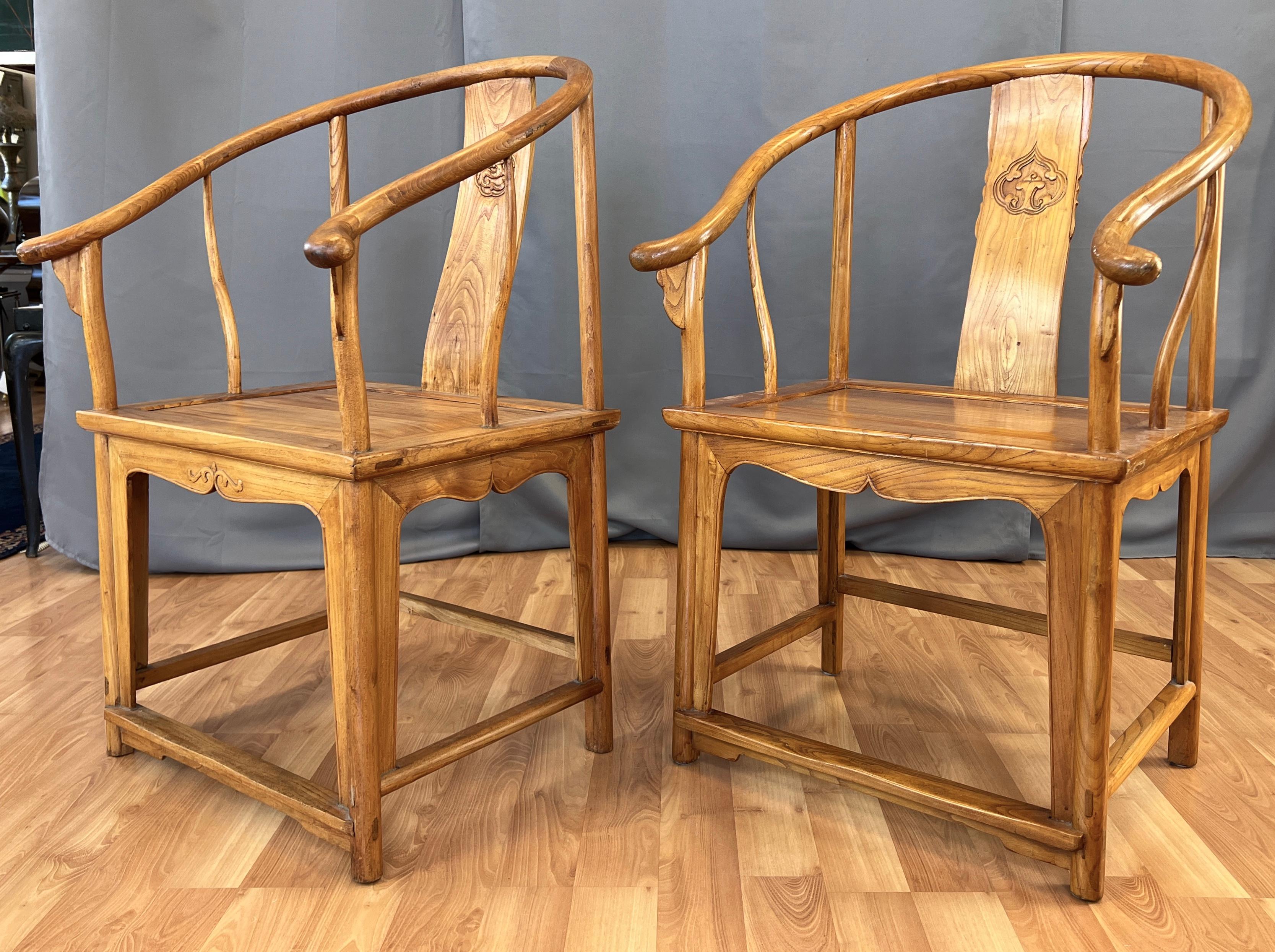 Paar 19. Jahrhundert Chinesisch Ulme Holz Hufeisen Stühle Qing Dynasty (Chinesischer Export) im Angebot