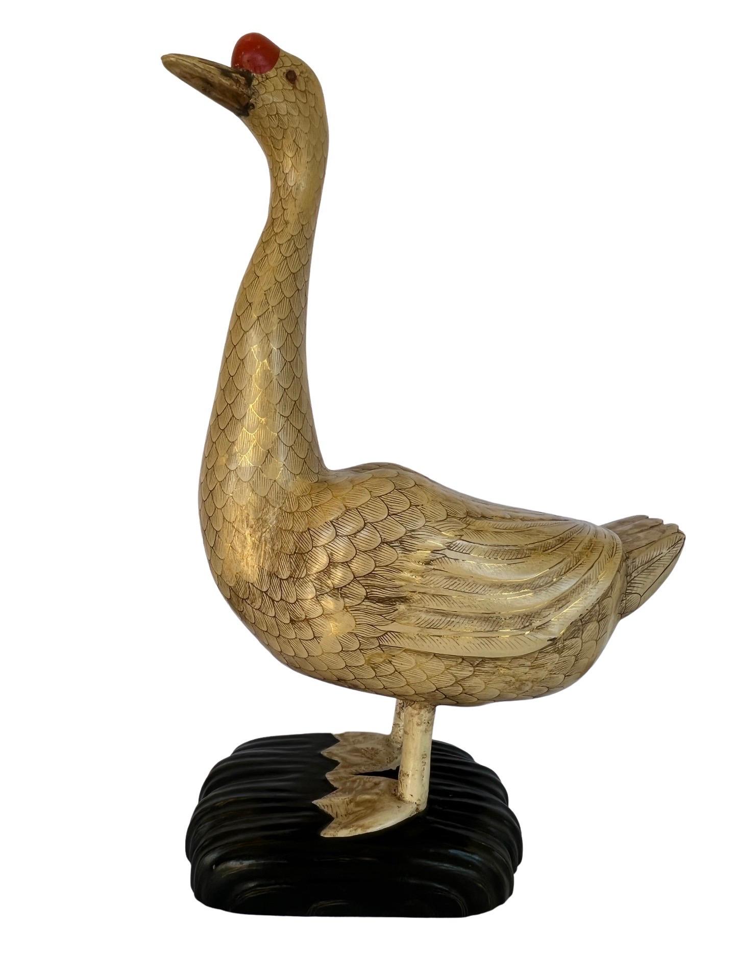 Paire de statues d'oiseaux d'exportation chinoises du 19ème siècle en bois sculpté et laqué doré 6