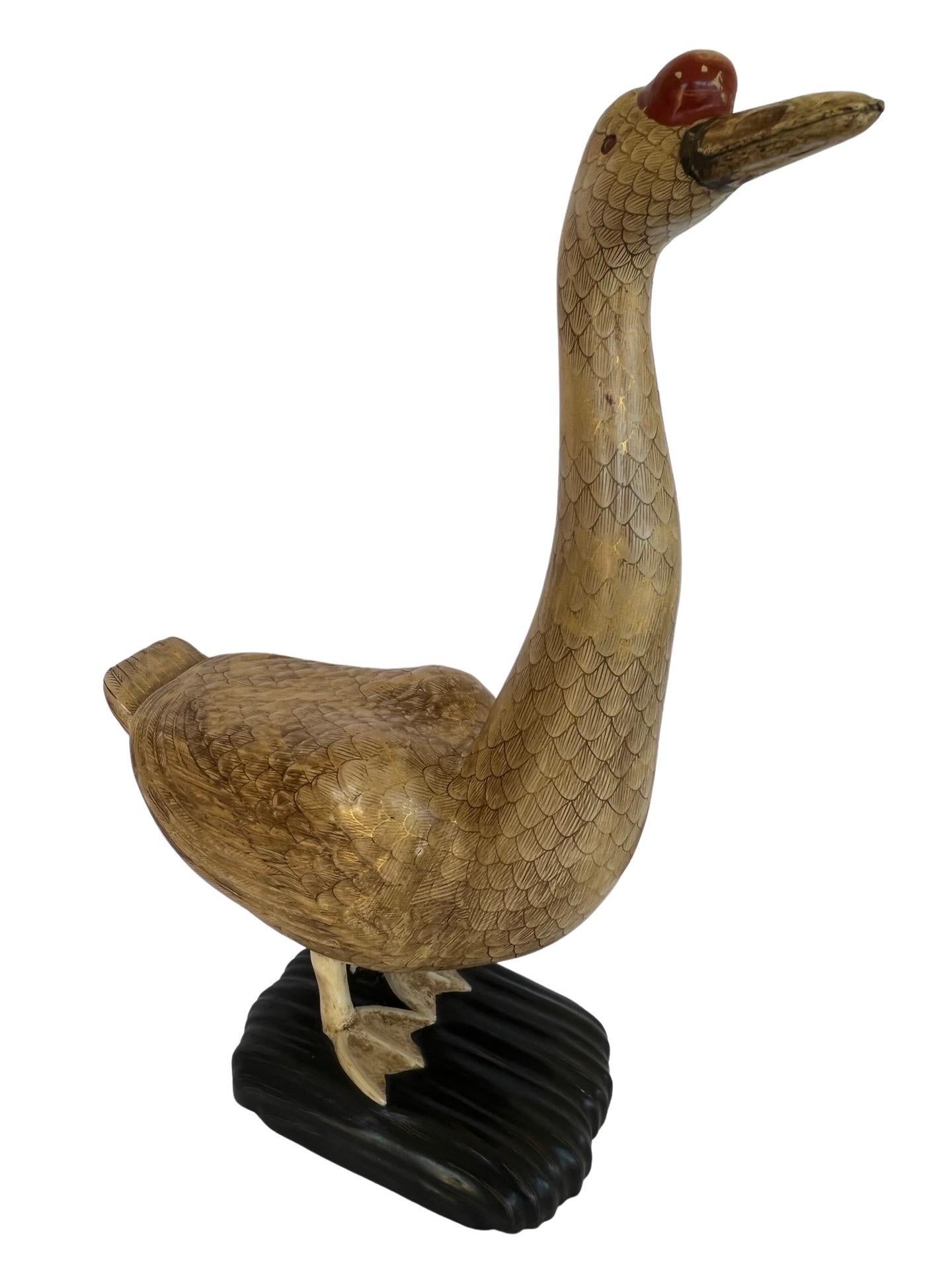 Paire de statues d'oiseaux d'exportation chinoises du 19ème siècle en bois sculpté et laqué doré 10
