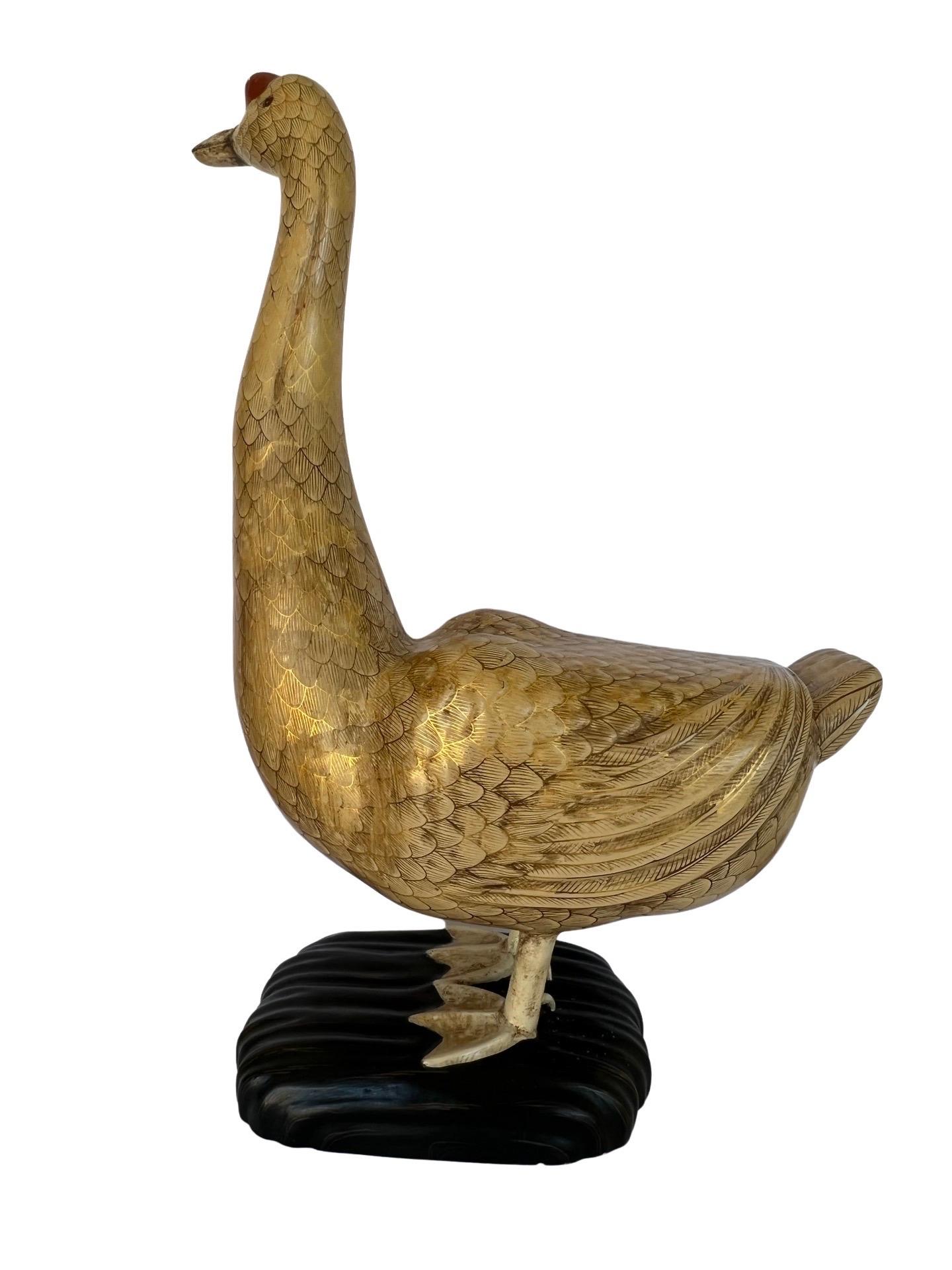Paire de statues d'oiseaux d'exportation chinoises du 19ème siècle en bois sculpté et laqué doré 13