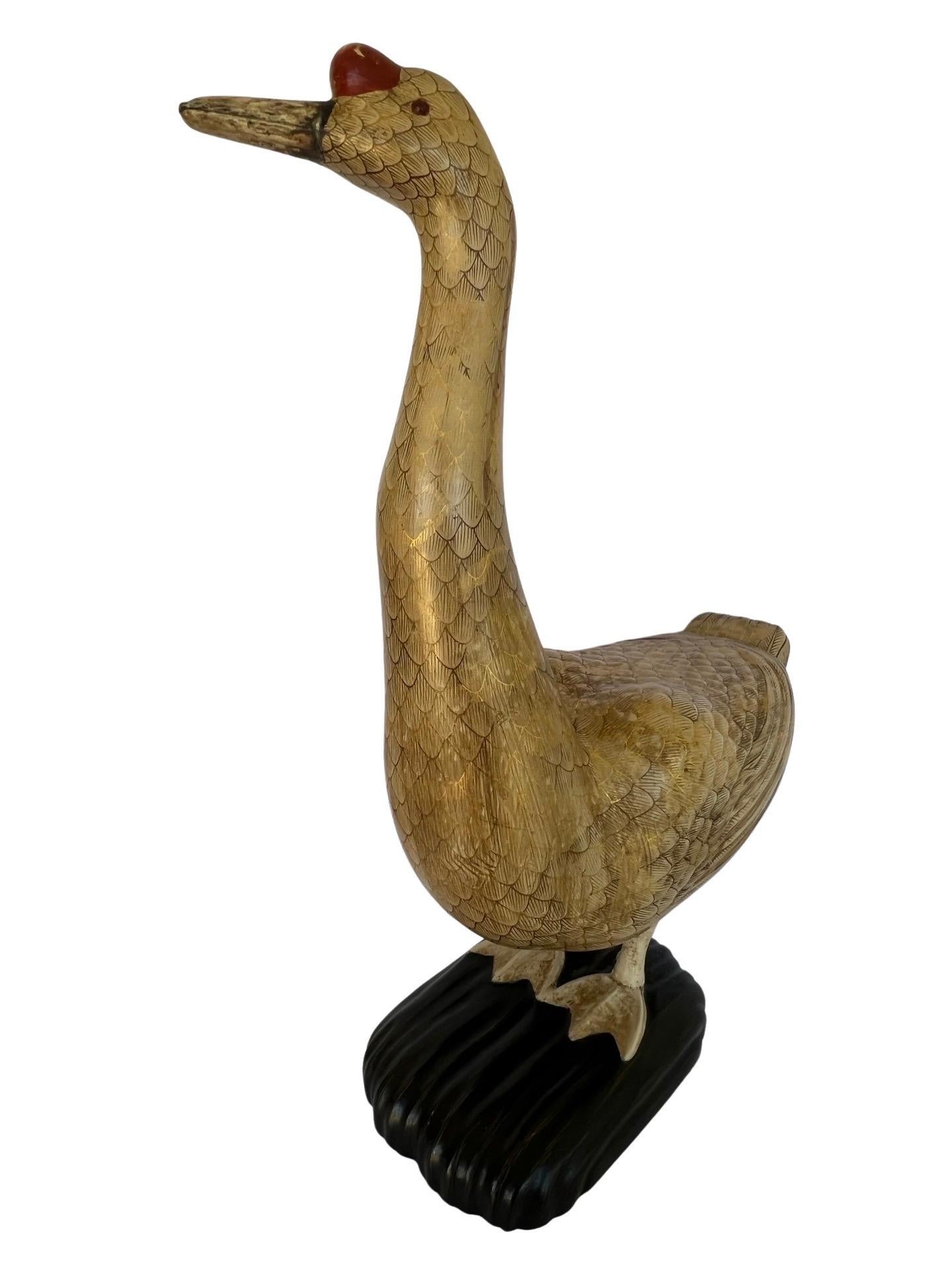 Paire de statues d'oiseaux d'exportation chinoises du 19ème siècle en bois sculpté et laqué doré 14
