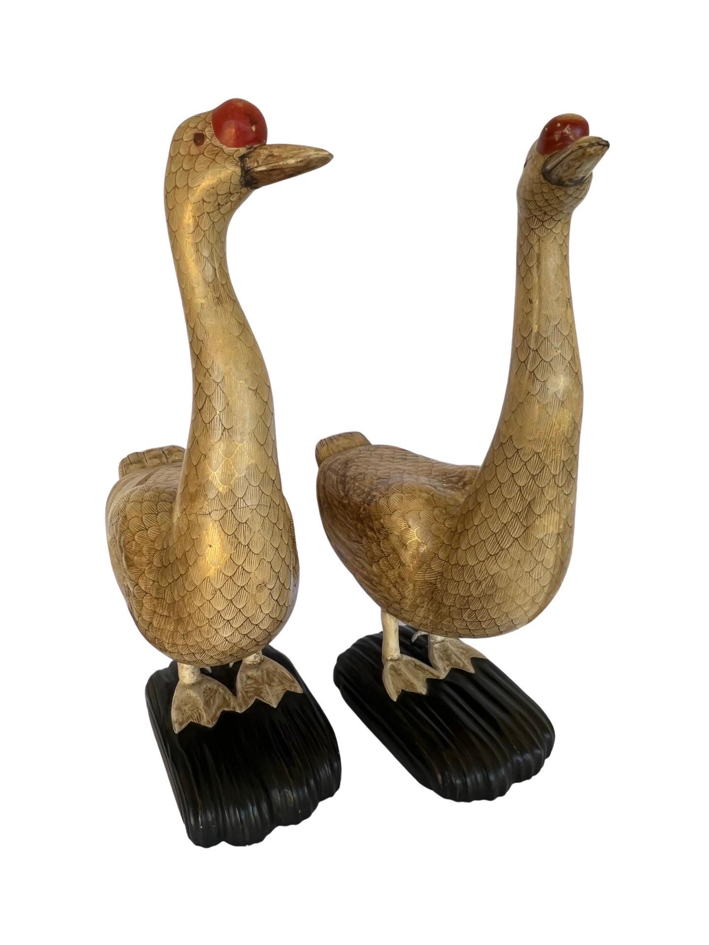 Paire de statues d'oiseaux d'exportation chinoises du 19ème siècle en bois sculpté et laqué doré 1