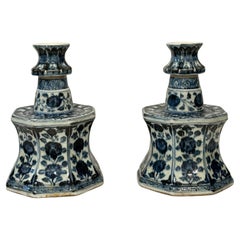 Pareja de candeleros de porcelana china de exportación del siglo XIX para el mercado persa