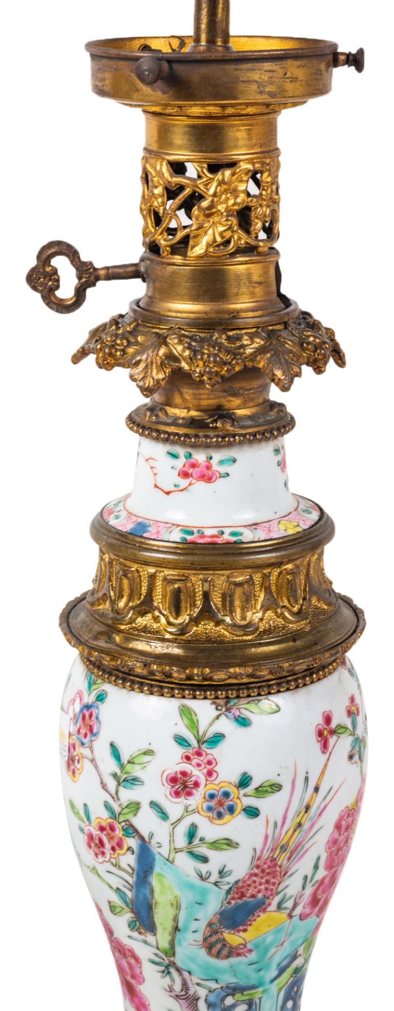 Porcelaine Paire de vases / lampes Famille Rose chinoises du 19e siècle, vers 1880 en vente