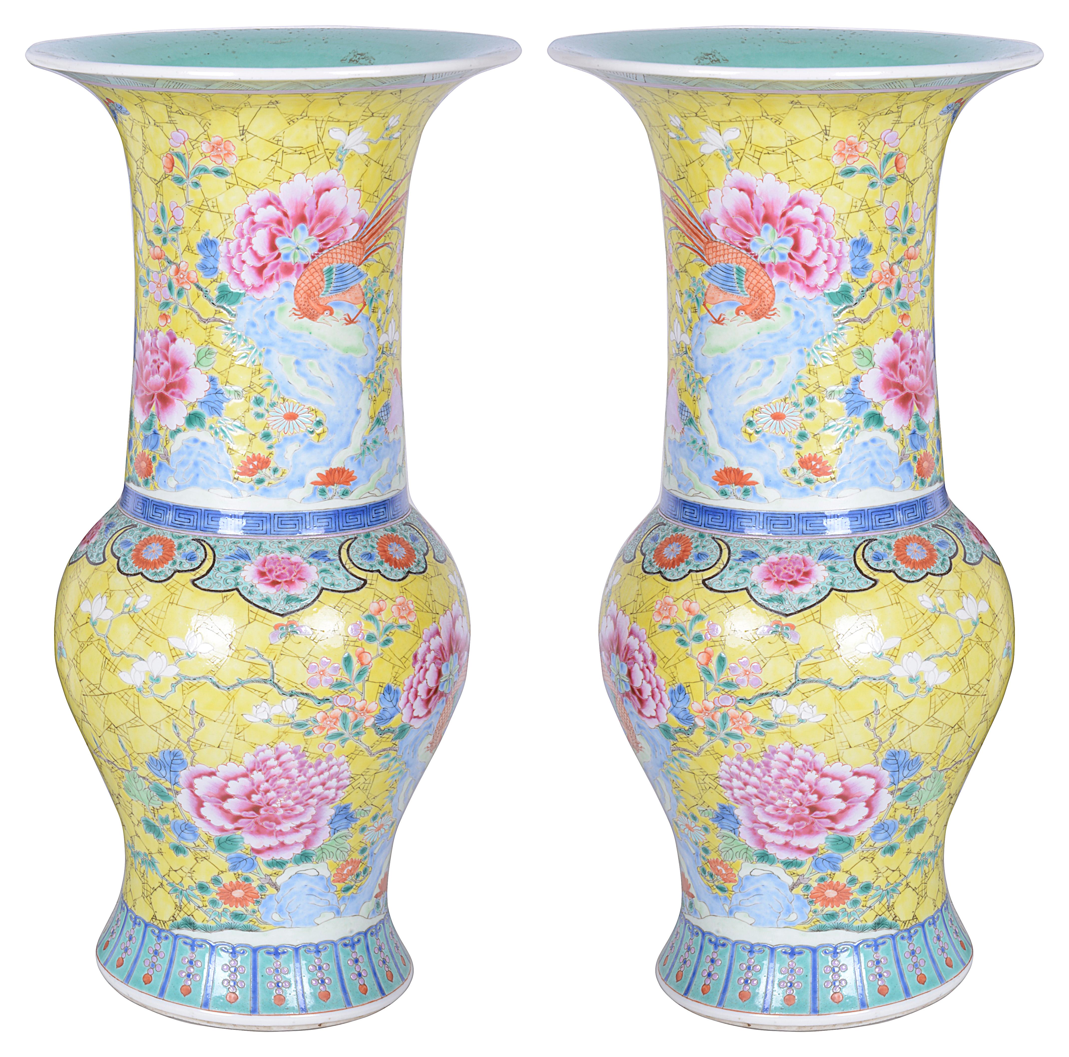 Ein schönes Paar chinesischer Famille-Rose-Vasen/Lampen aus dem späten 19. Jahrhundert, jeweils mit gelbem Grund mit ekotischen Vögeln und Blumen.
