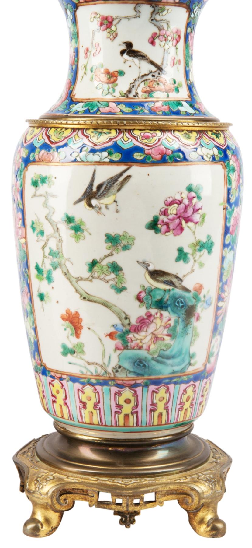 Chinois Paire de vases ou lampes de style chinois Famille Rose du 19ème siècle en vente