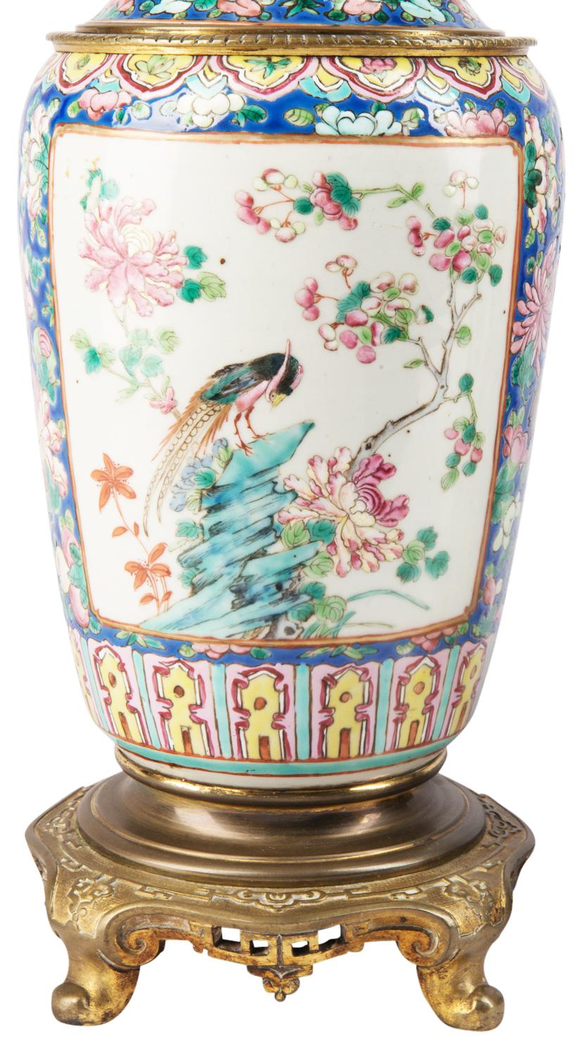 Peint à la main Paire de vases ou lampes de style chinois Famille Rose du 19ème siècle en vente