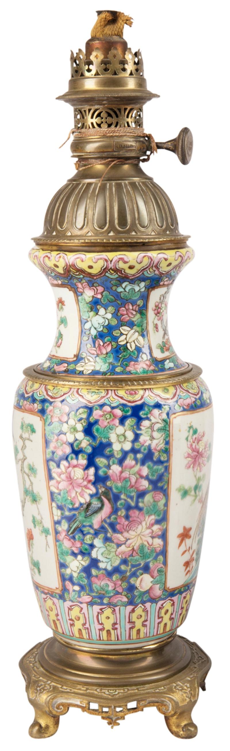 Paire de vases ou lampes de style chinois Famille Rose du 19ème siècle Bon état - En vente à Brighton, Sussex