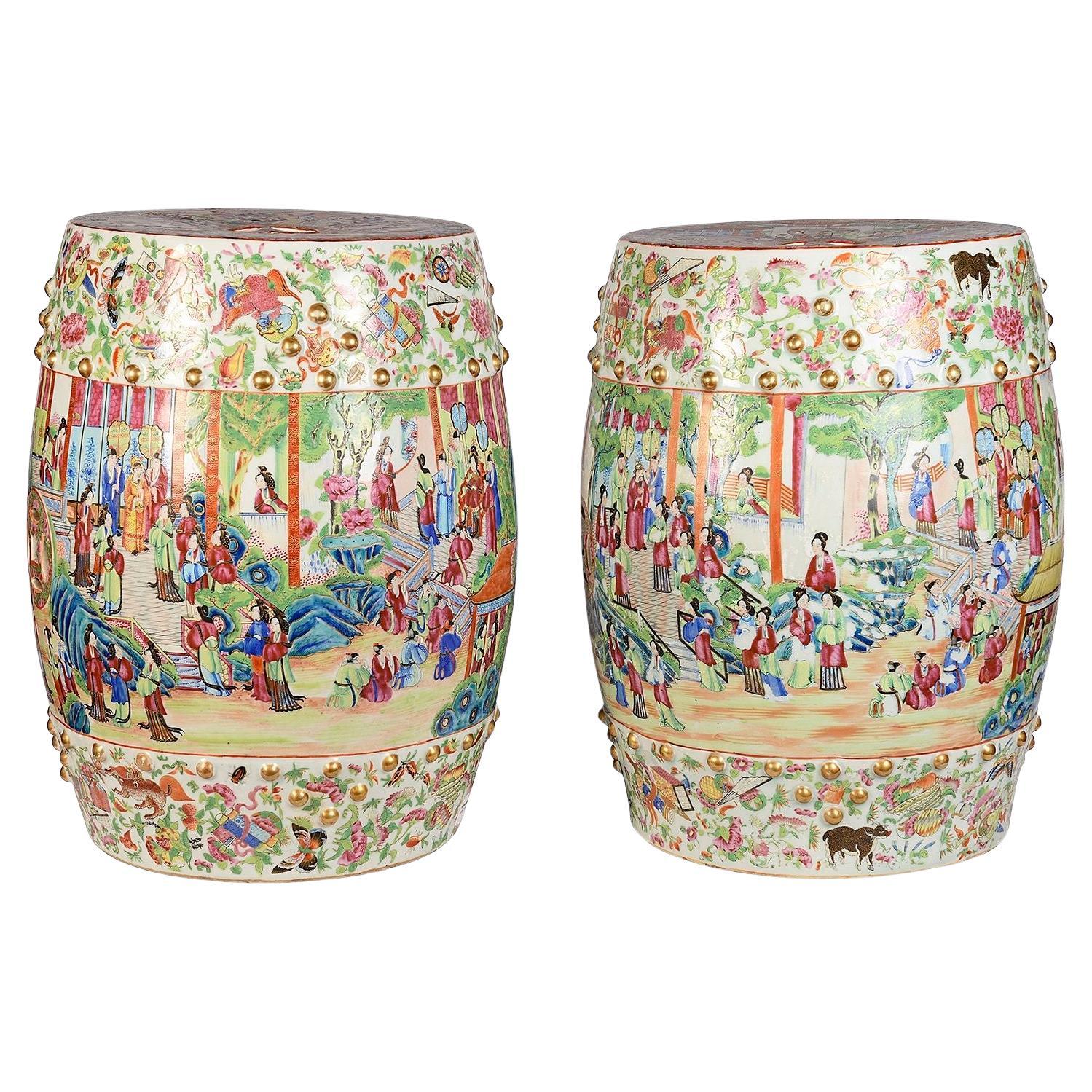 Pareja de asientos de jardín de porcelana china del siglo XIX con medallón de rosas.