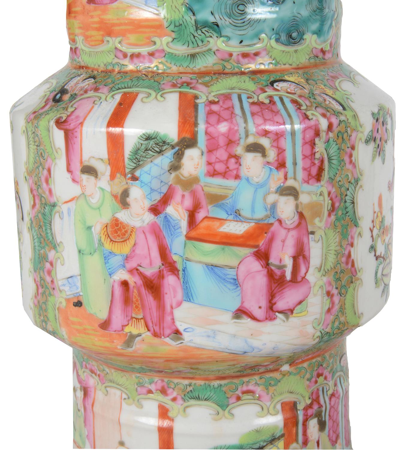 Exportation chinoise Paire de vases / lampes à médaillons en forme de rose chinoises du 19ème siècle en vente