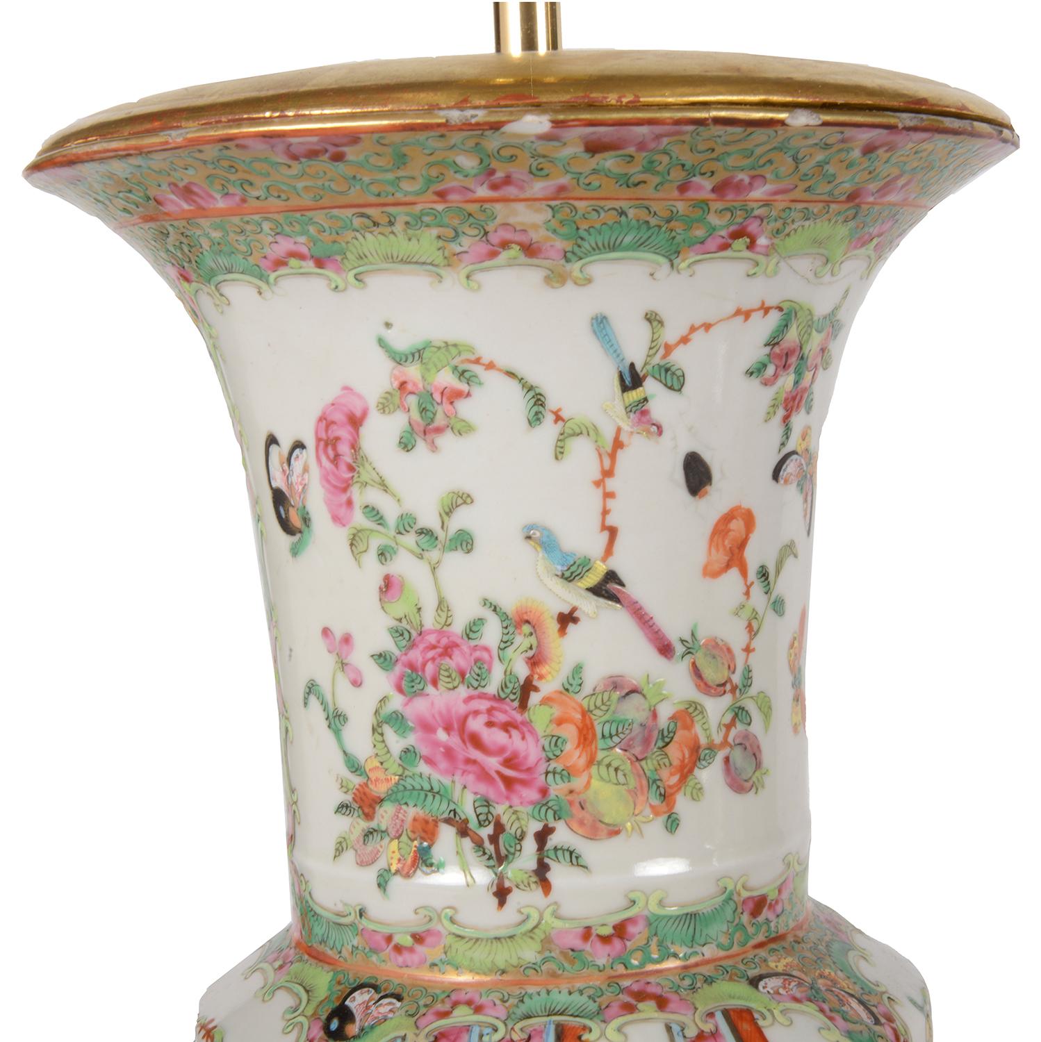 XIXe siècle Paire de vases / lampes à médaillons en forme de rose chinoises du 19ème siècle en vente