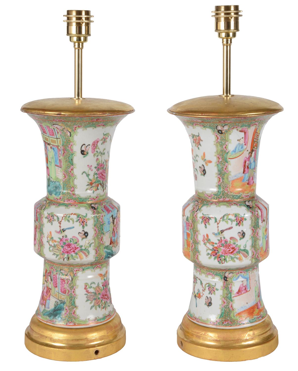 Porcelaine Paire de vases / lampes à médaillons en forme de rose chinoises du 19ème siècle en vente