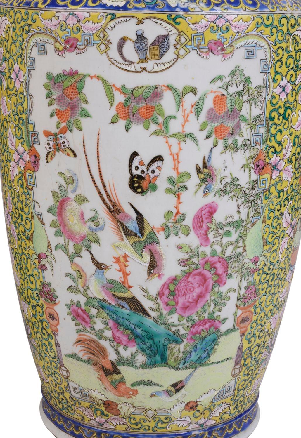 Paire de vases / lampes à médaillon en rose de Chine du 19e siècle. en vente 1